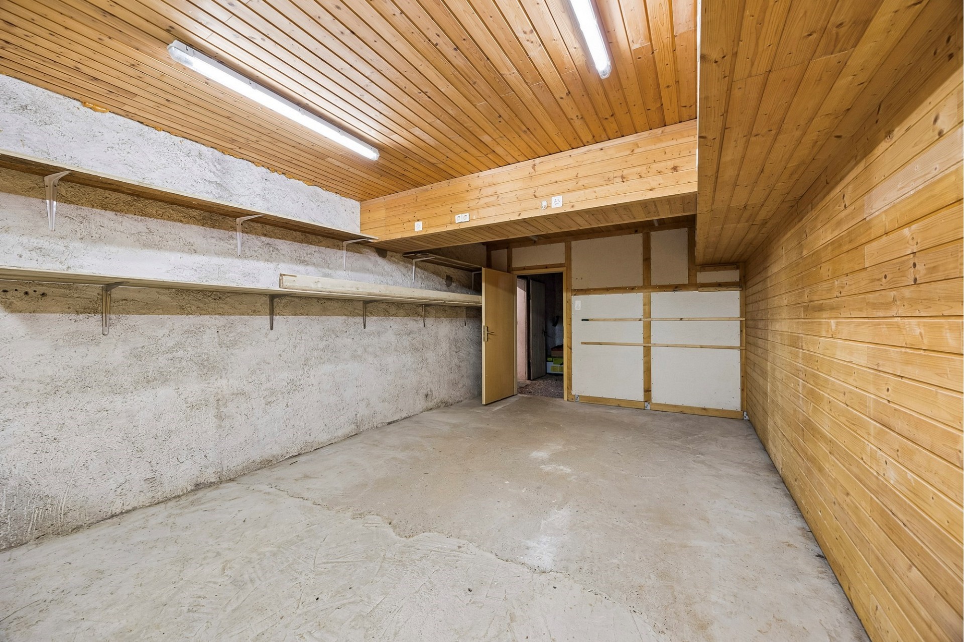 Keller- bzw. Lagerraum mit Holzverkleidung