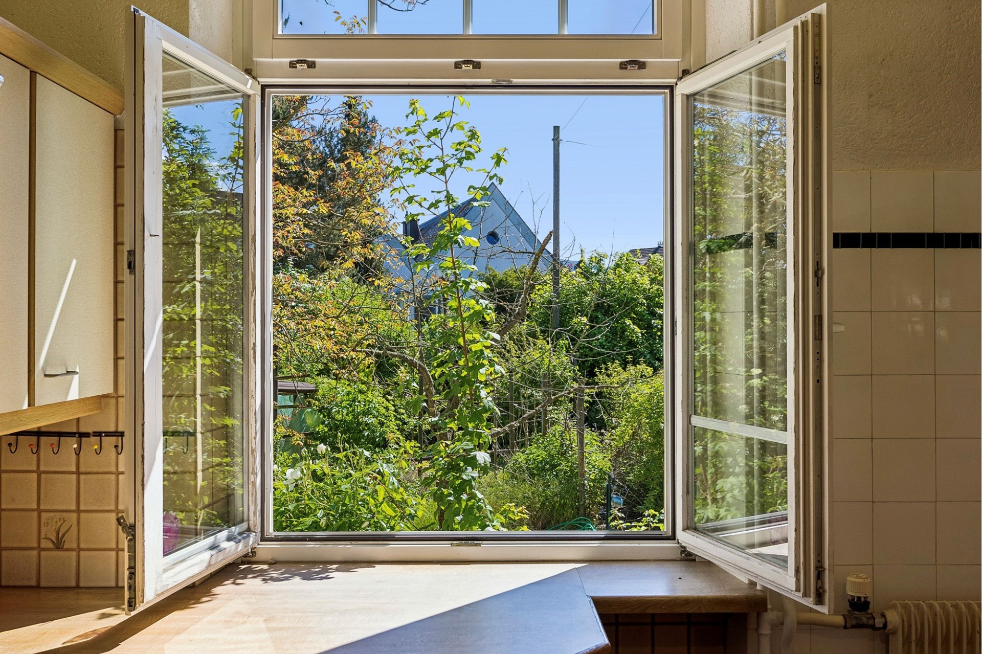 Küchenfenster mit Gartenblick