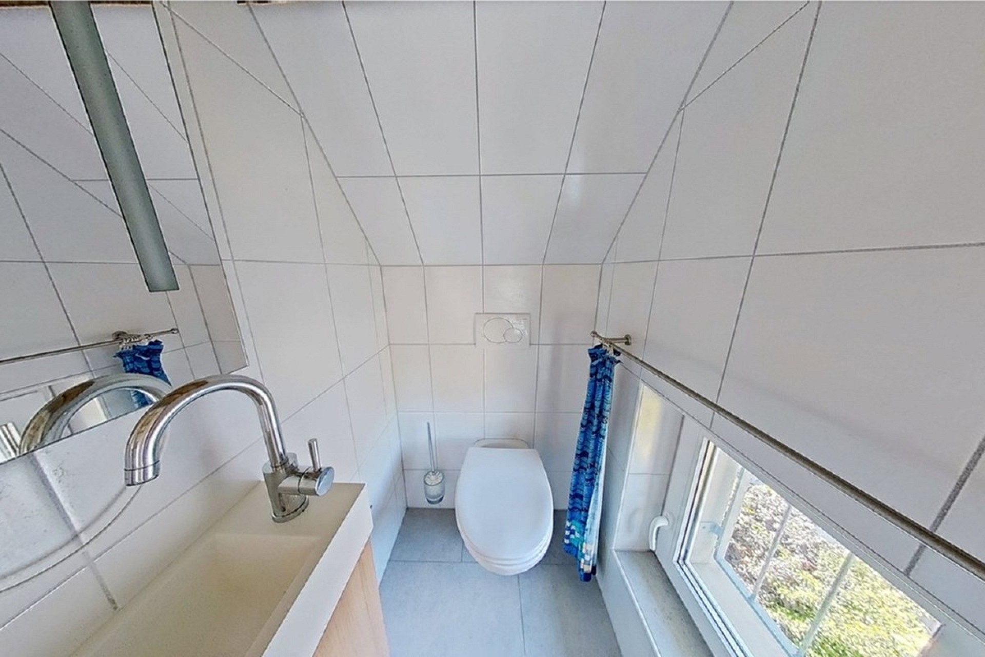 Kleines Dachgeschoss-WC mit Fenster