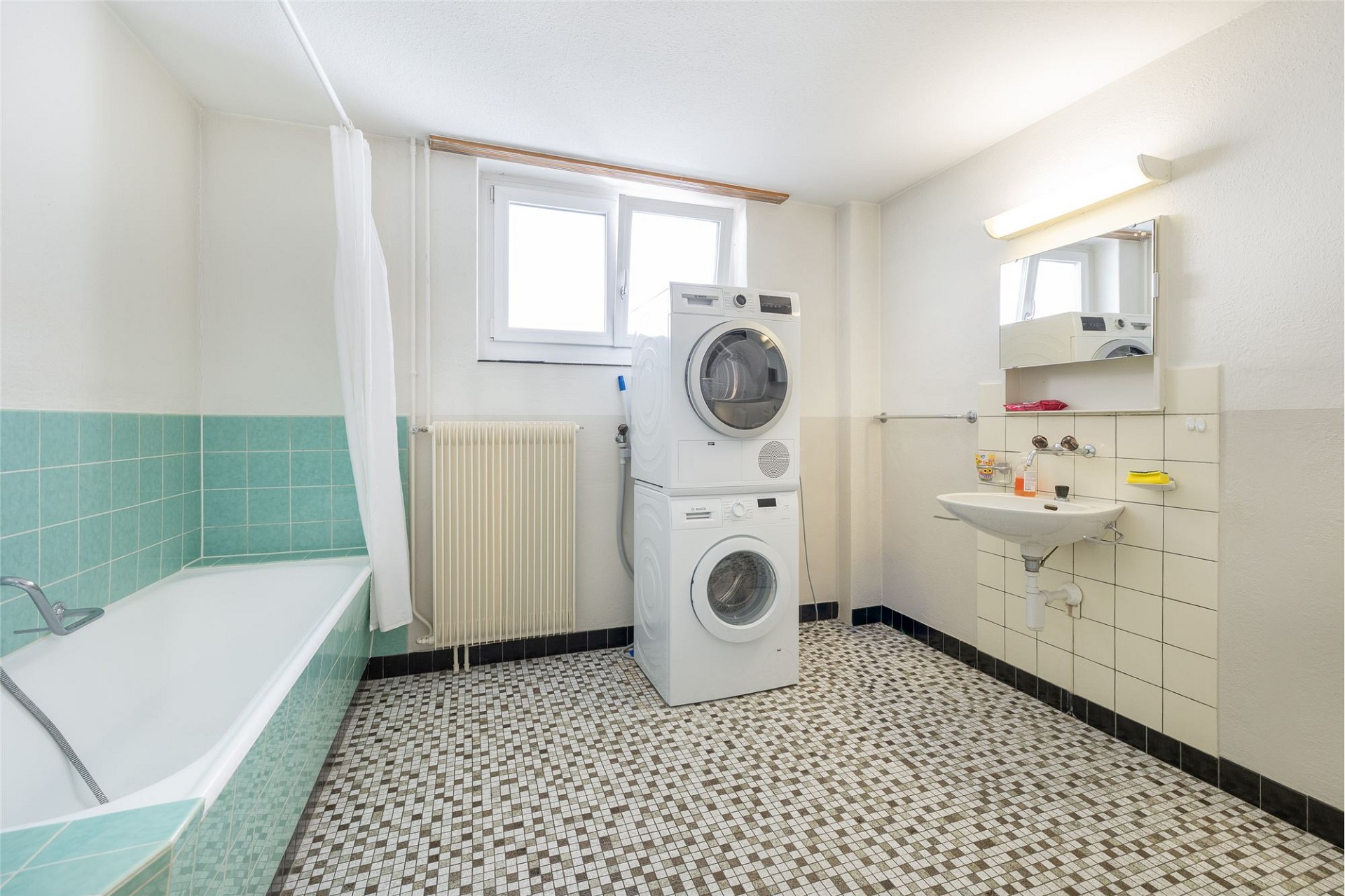 Badezimmer mit Waschtisch und Waschturm