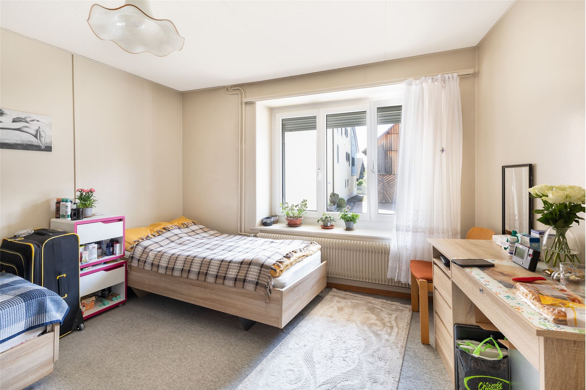 Helles Schlafzimmer mit einfacher Möblierung