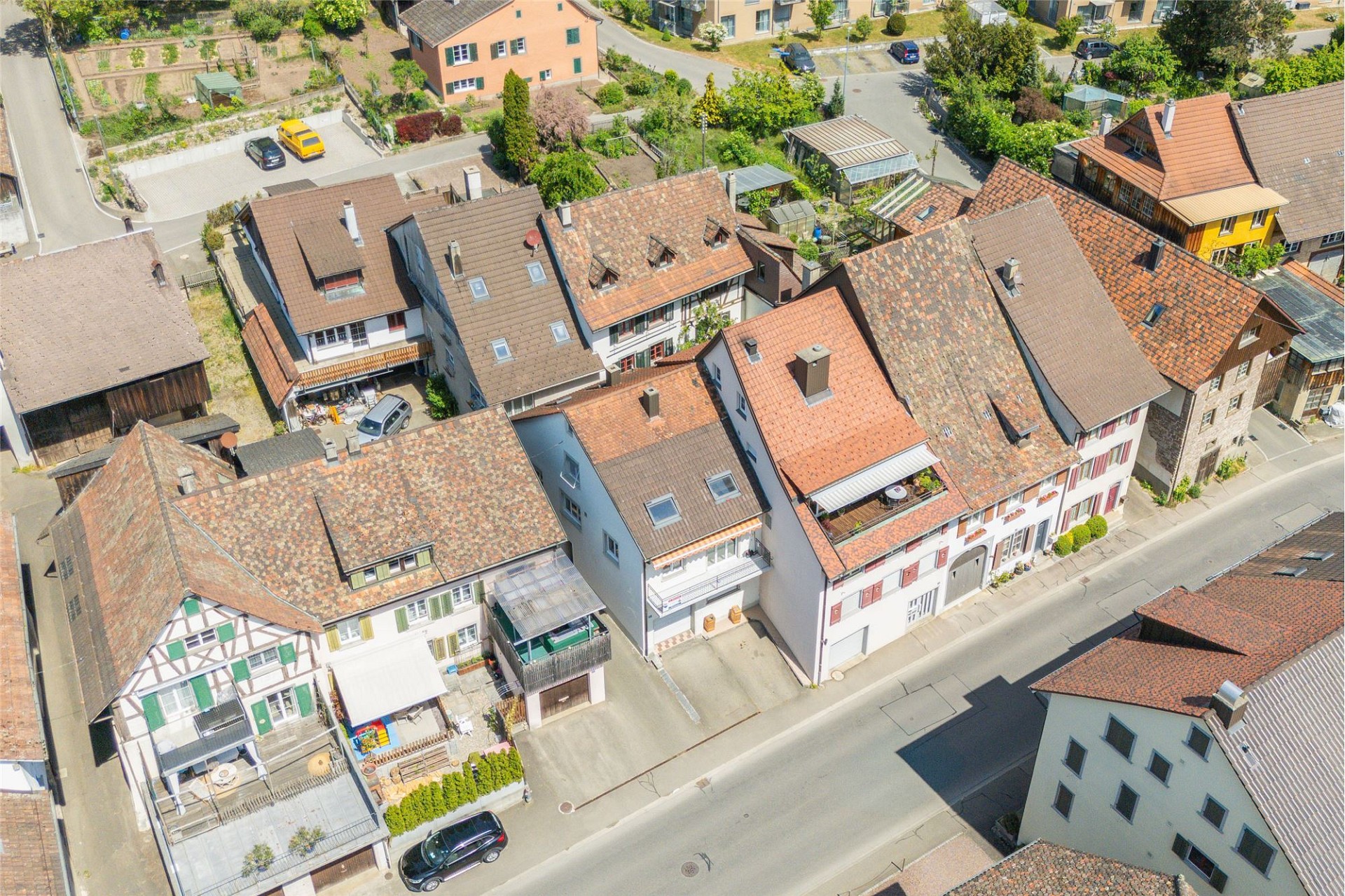 Luftaufnahme eines dicht bebauten Wohnquartiers