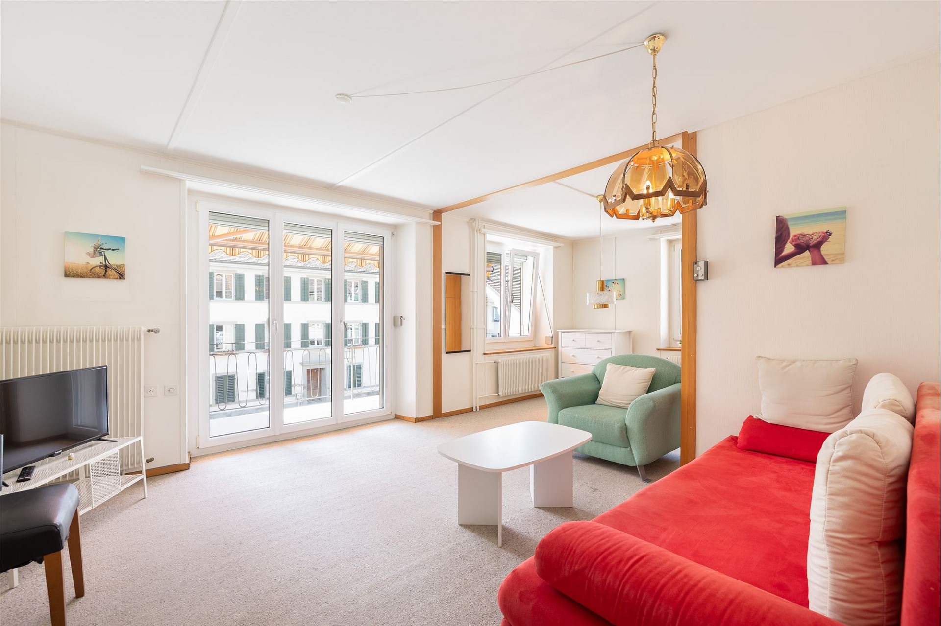 Helles Wohnzimmer mit Balkonblick