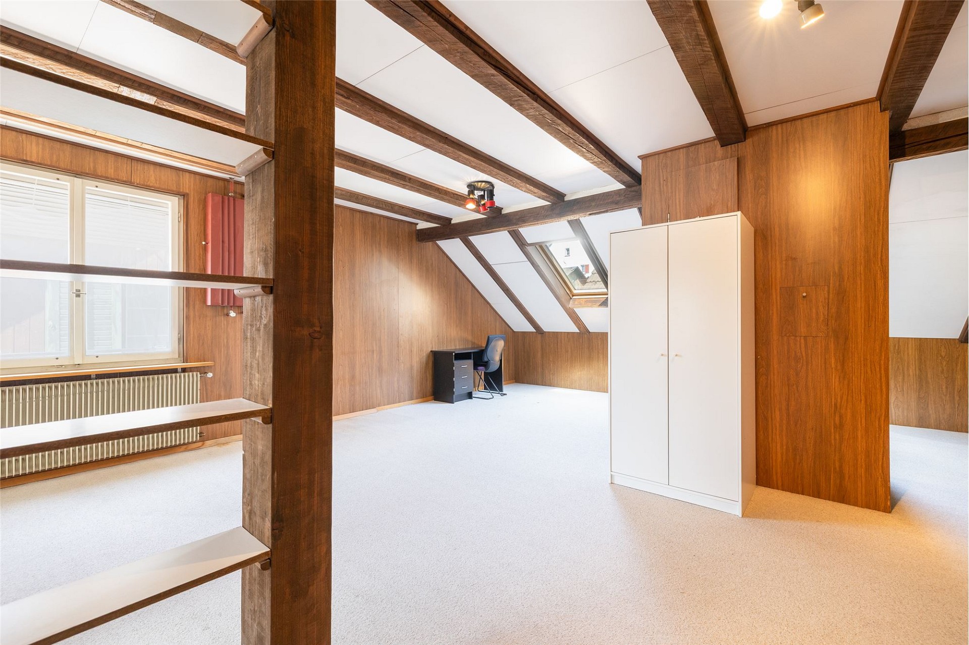 Ausgebauter Dachraum mit sichtbaren Holzbalken