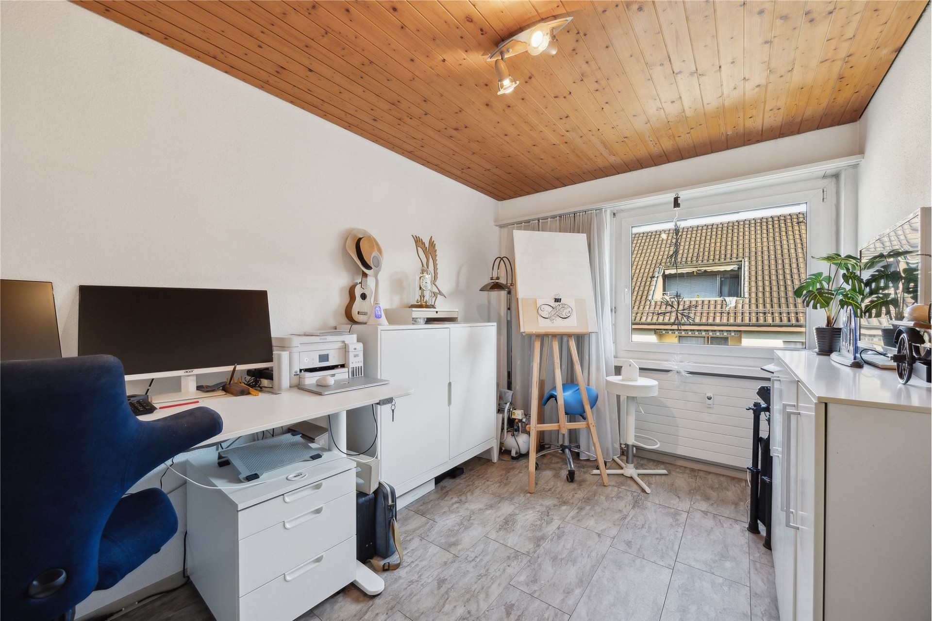 Arbeitszimmer mit Dachschräge