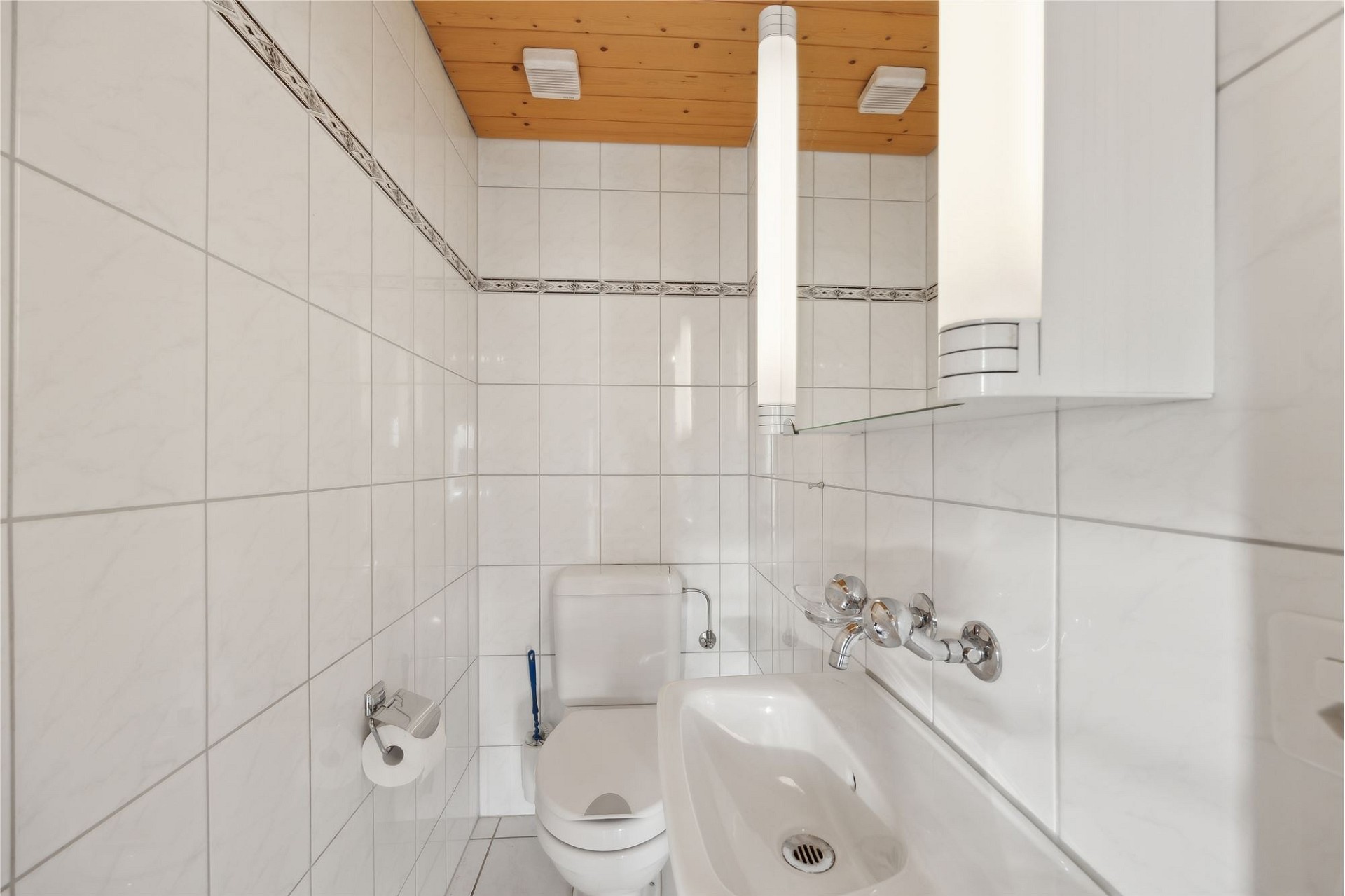 Kleines WC mit Waschbecken