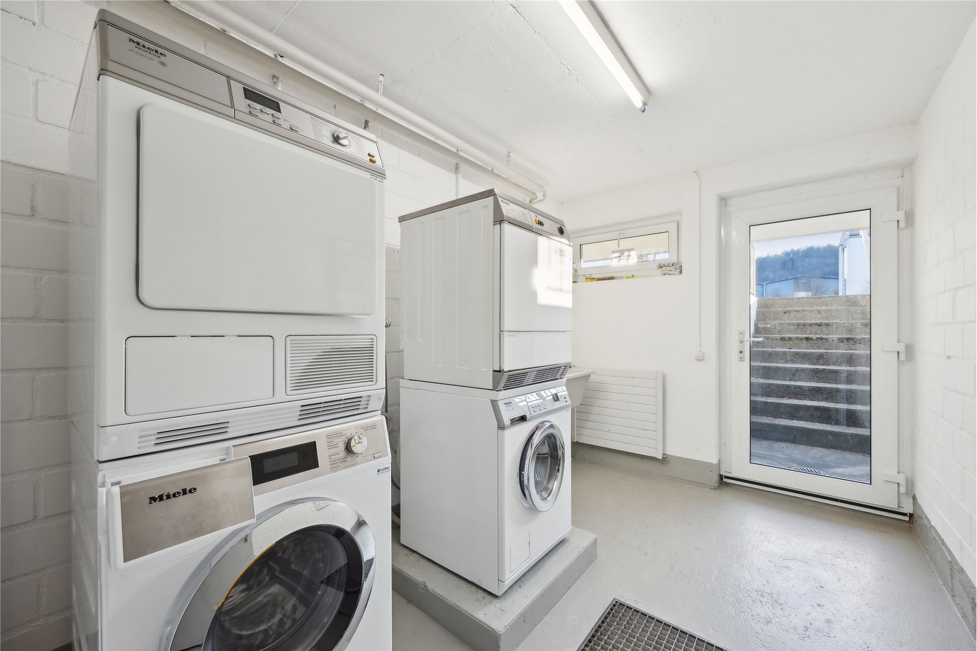 Hauswirtschaftsraum mit Waschmaschine und Trockner