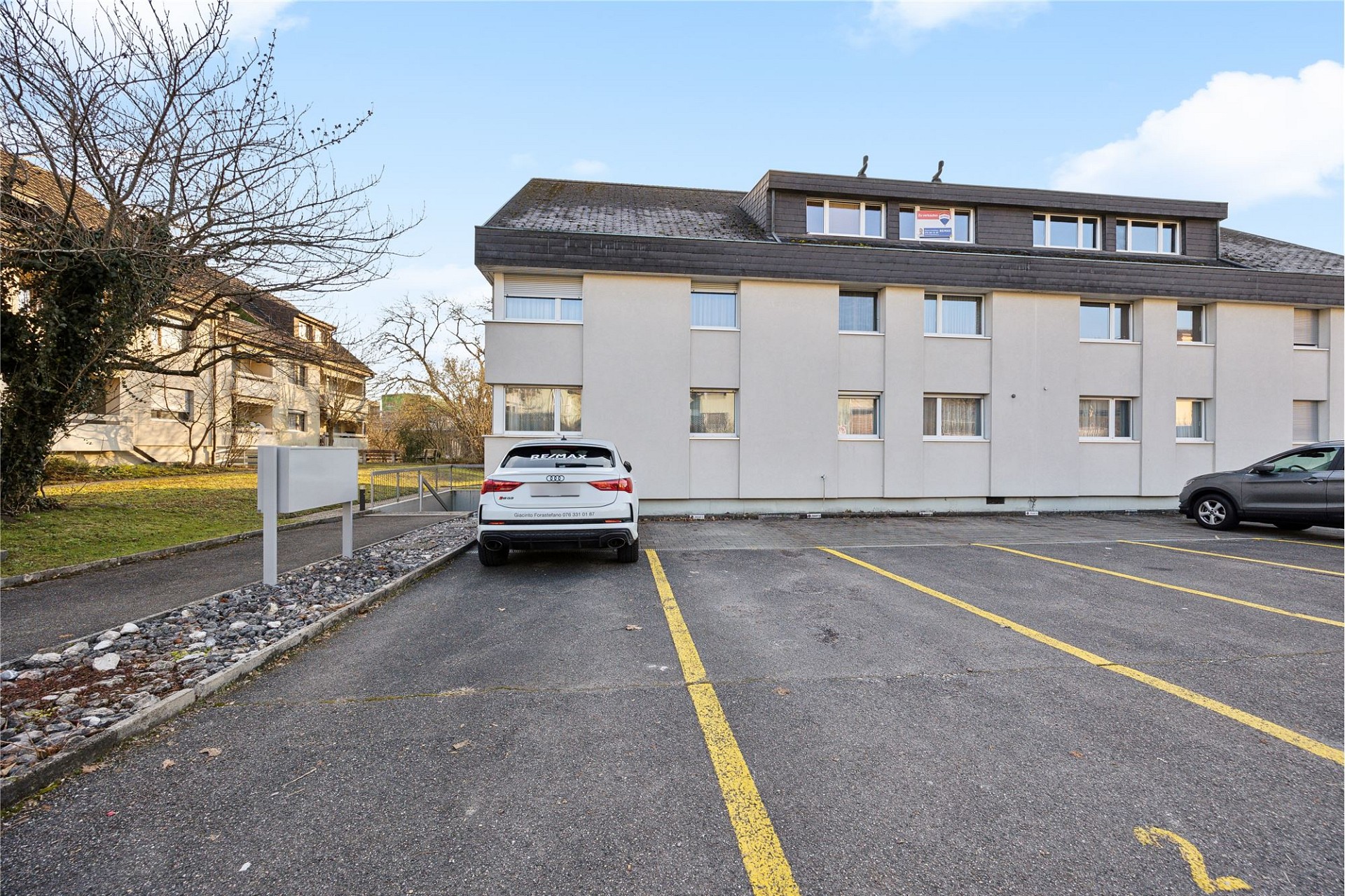Mehrfamilienhaus mit Parkplatz