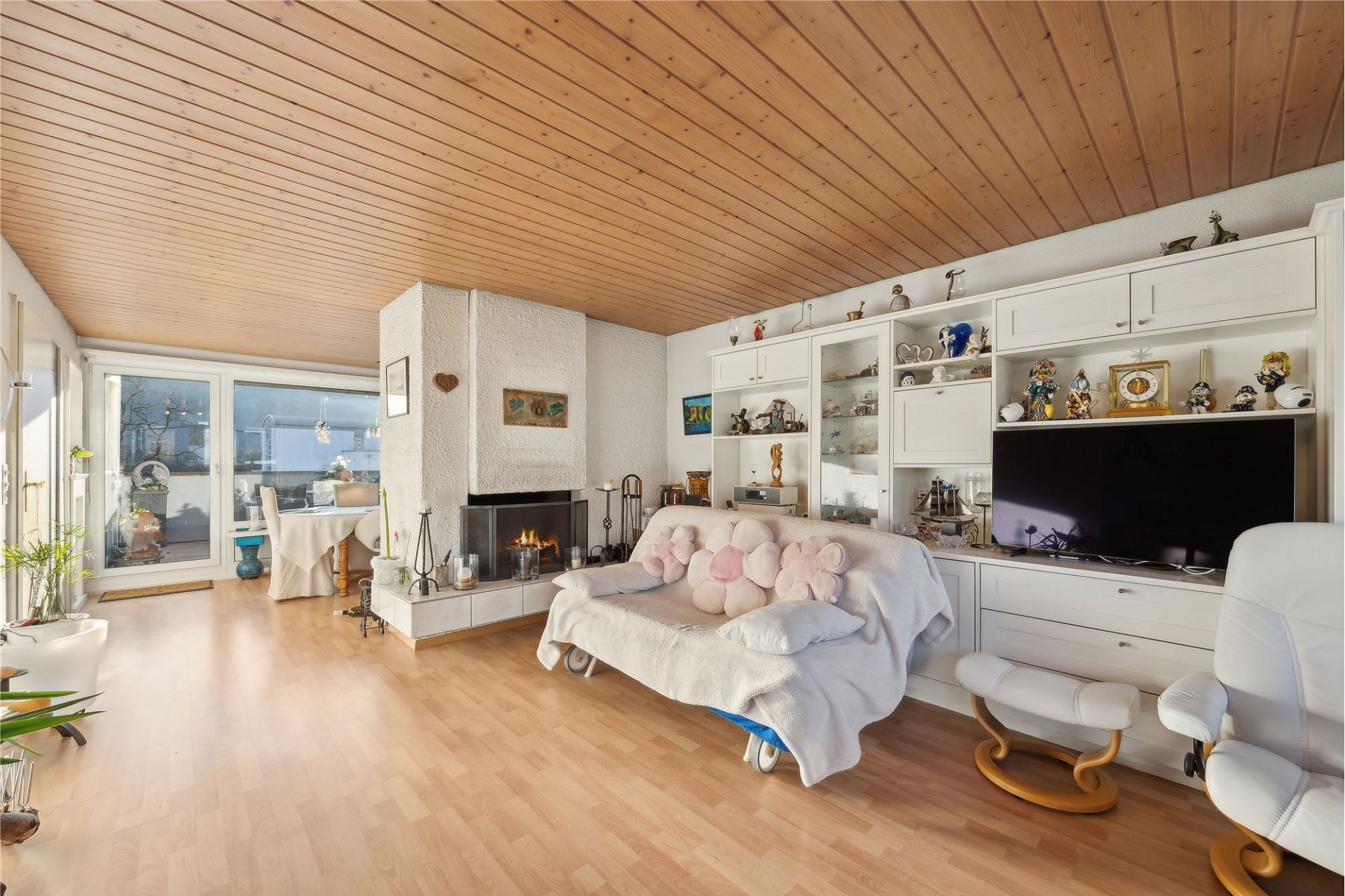 Heller Wohnraum mit Kamin und Einbauschrank