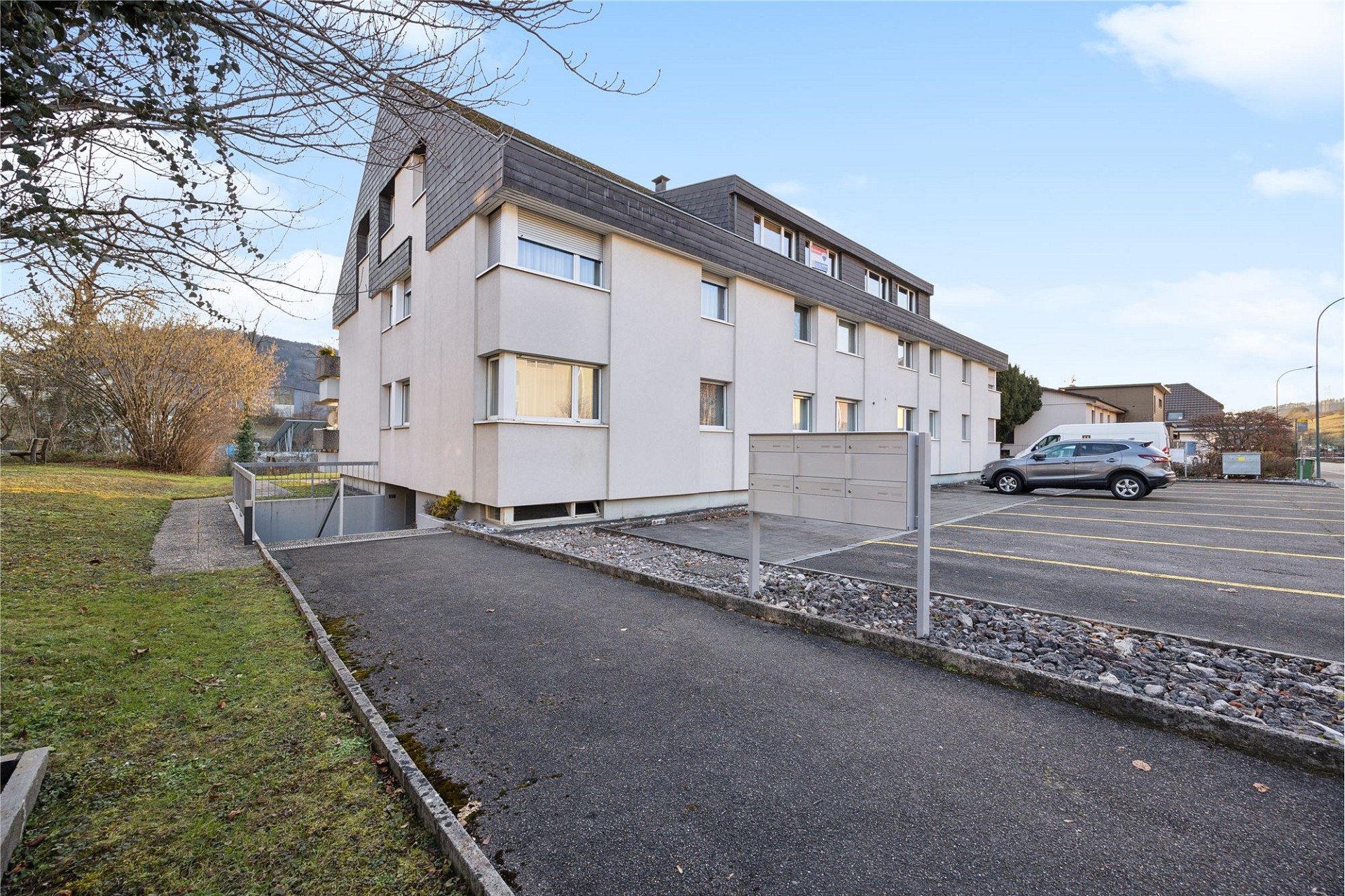 Mehrfamilienhaus mit Parkplatz