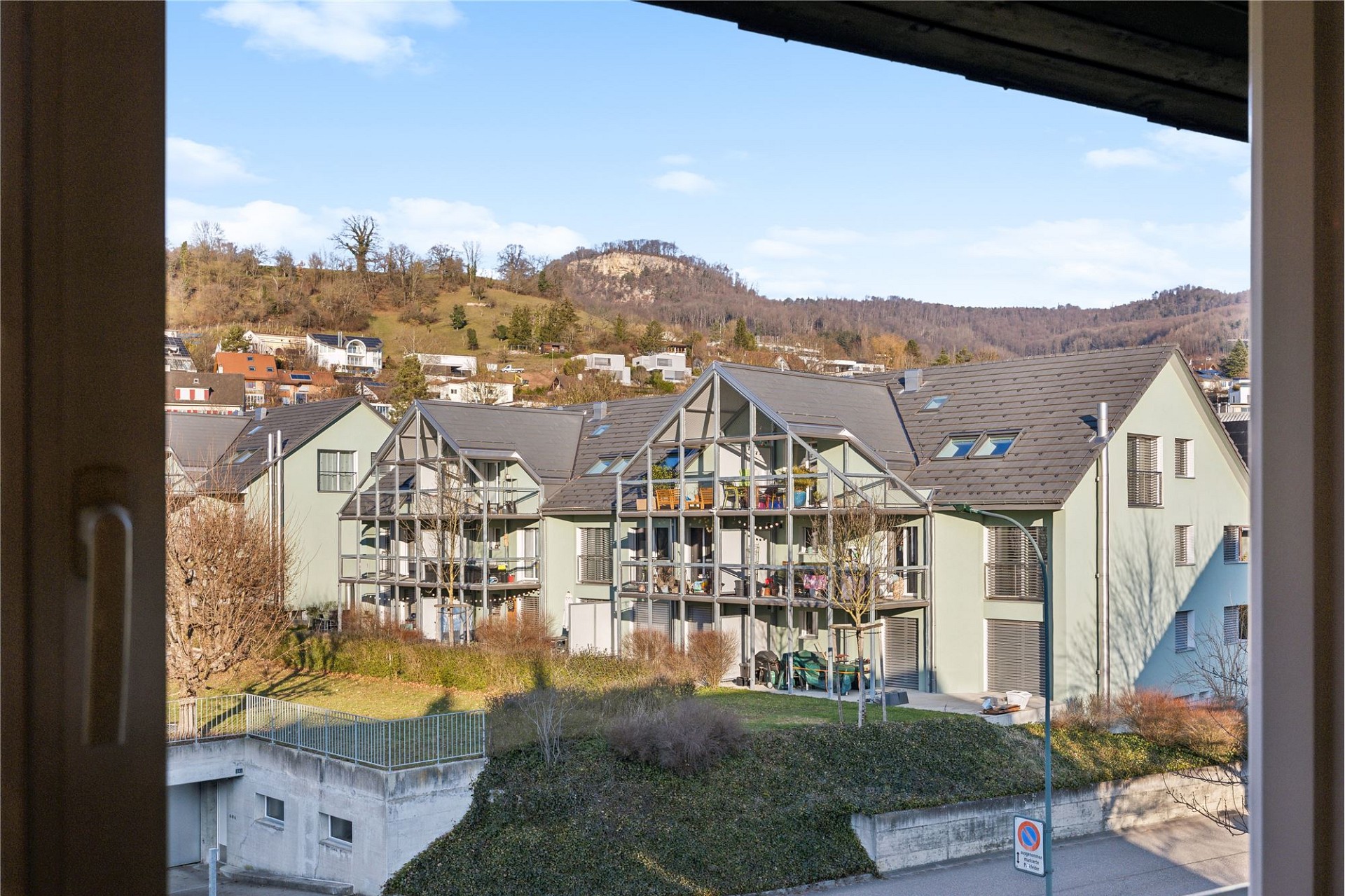 Blick auf Wohnanlage und Hügellandschaft