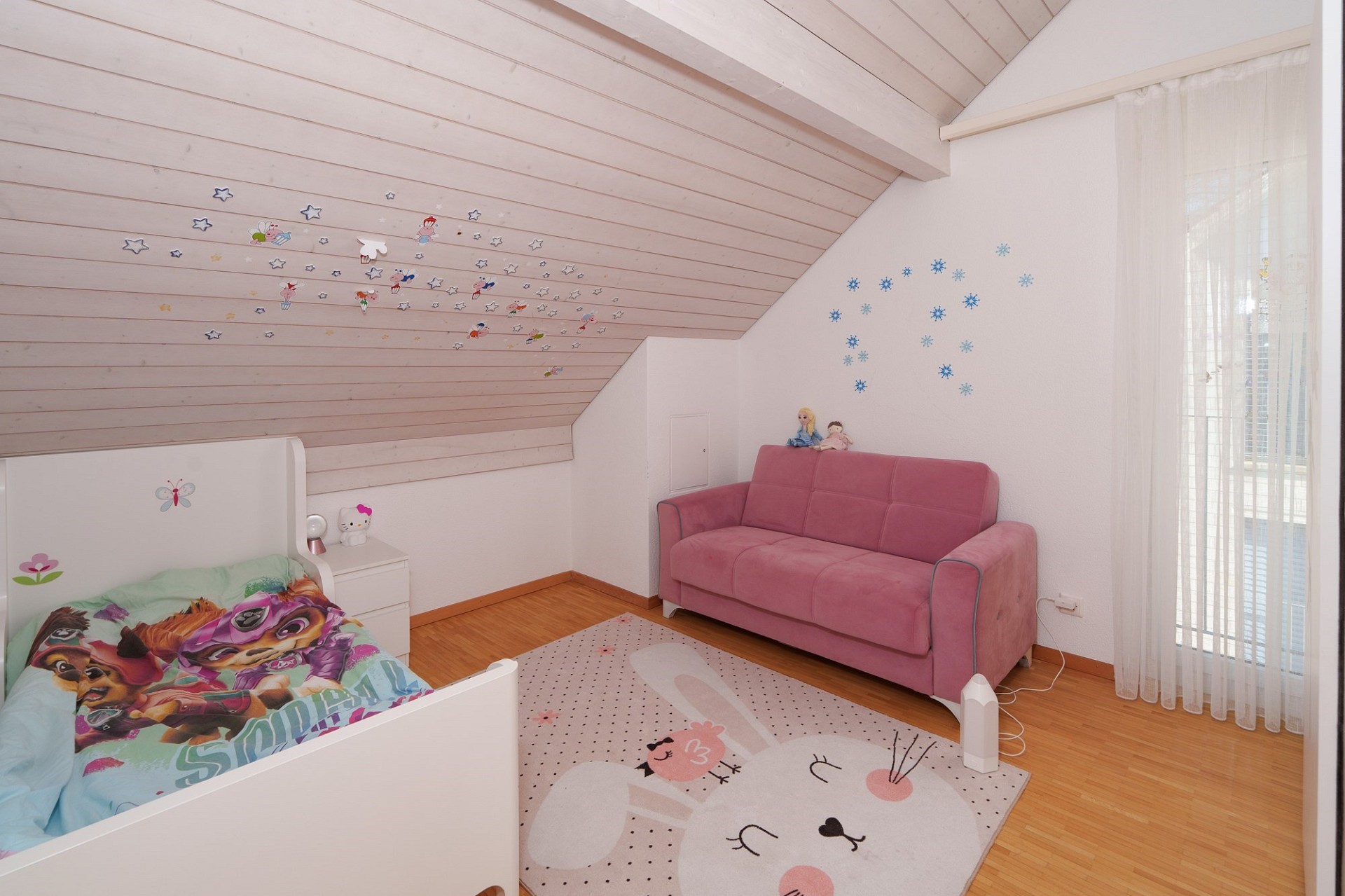 Helles Kinderzimmer unter der Dachschräge