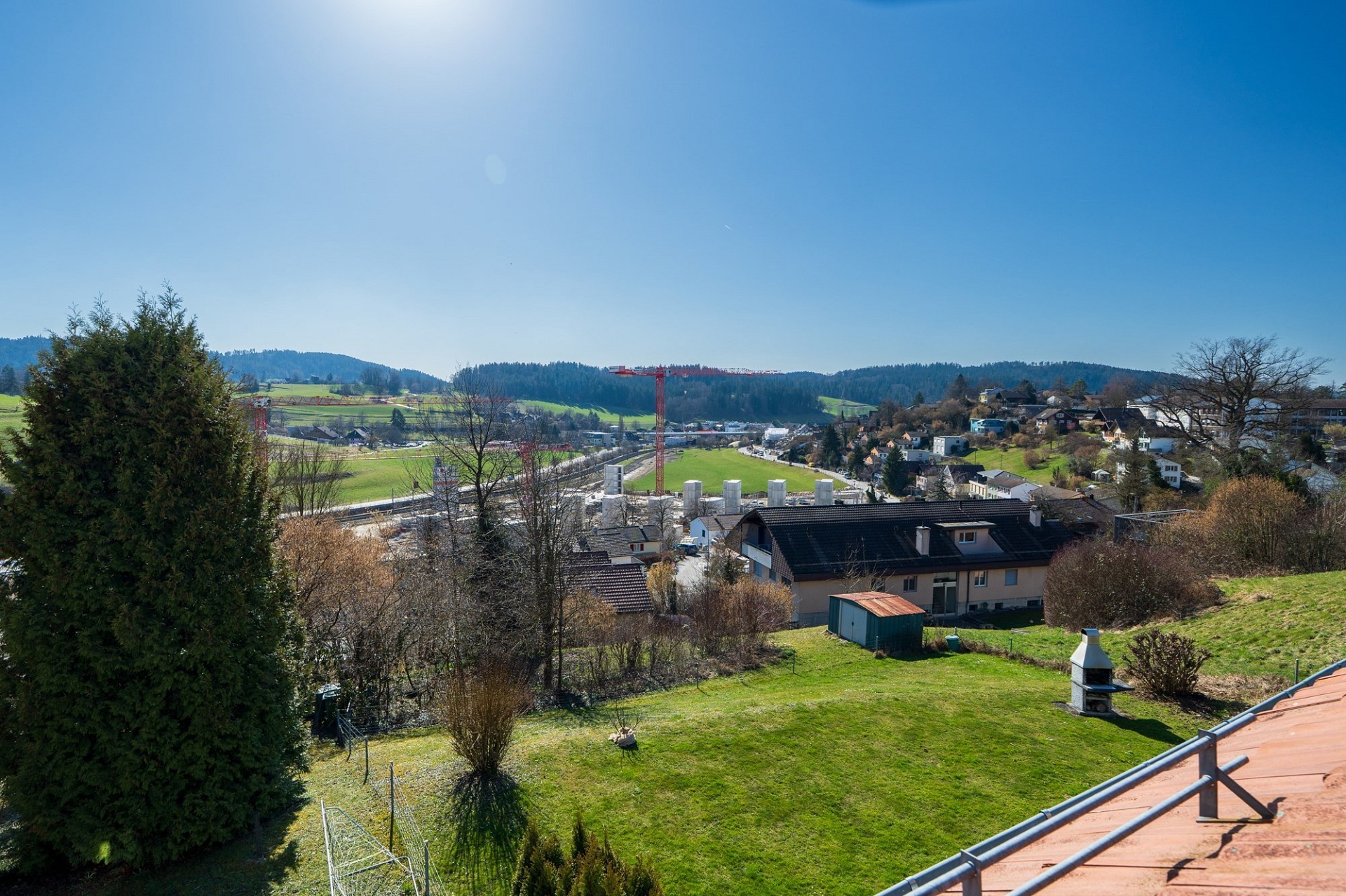 Panoramablick über Wohngebiet und Landschaft