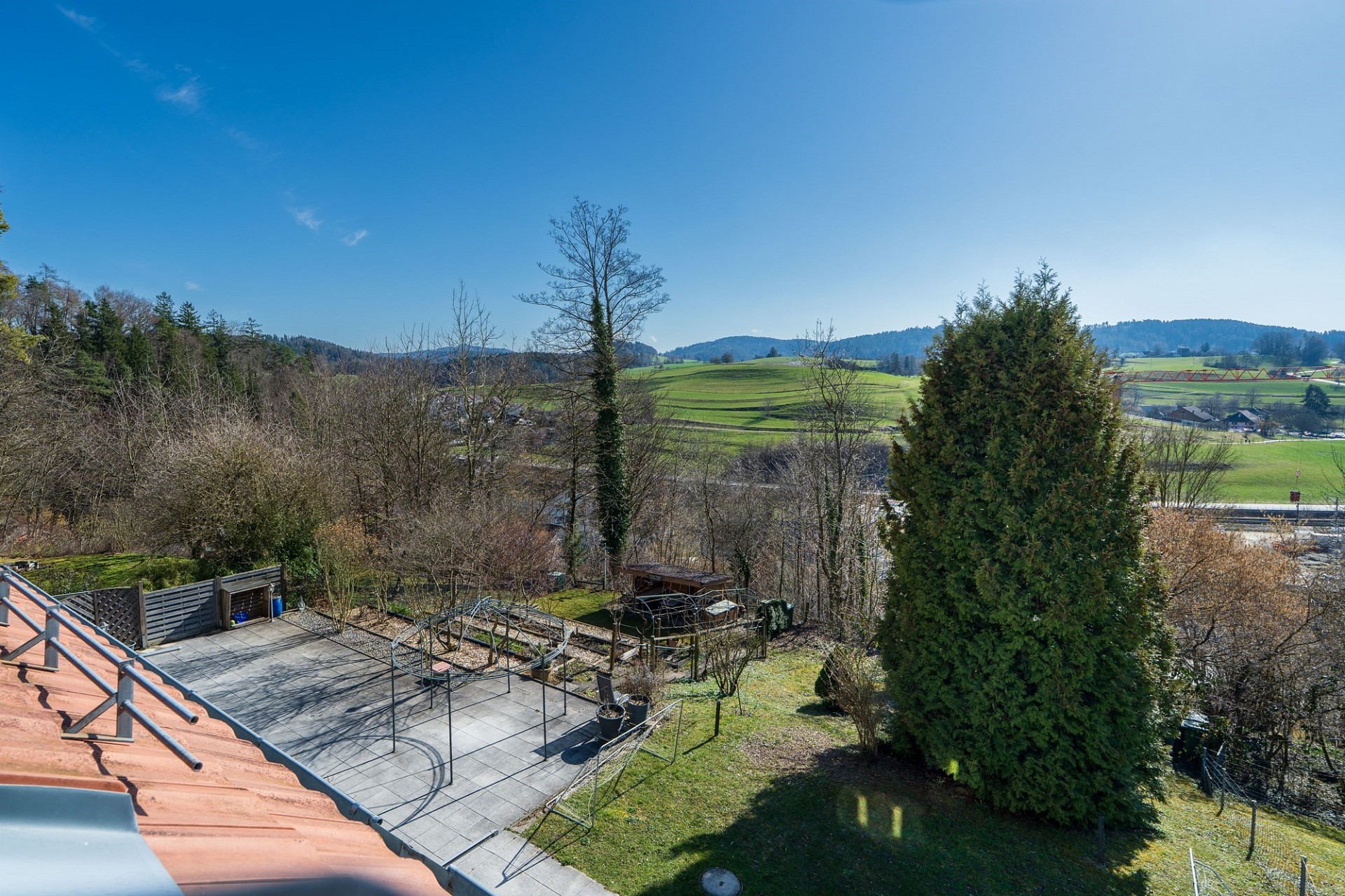 Blick von der Terrasse ins grüne Umland