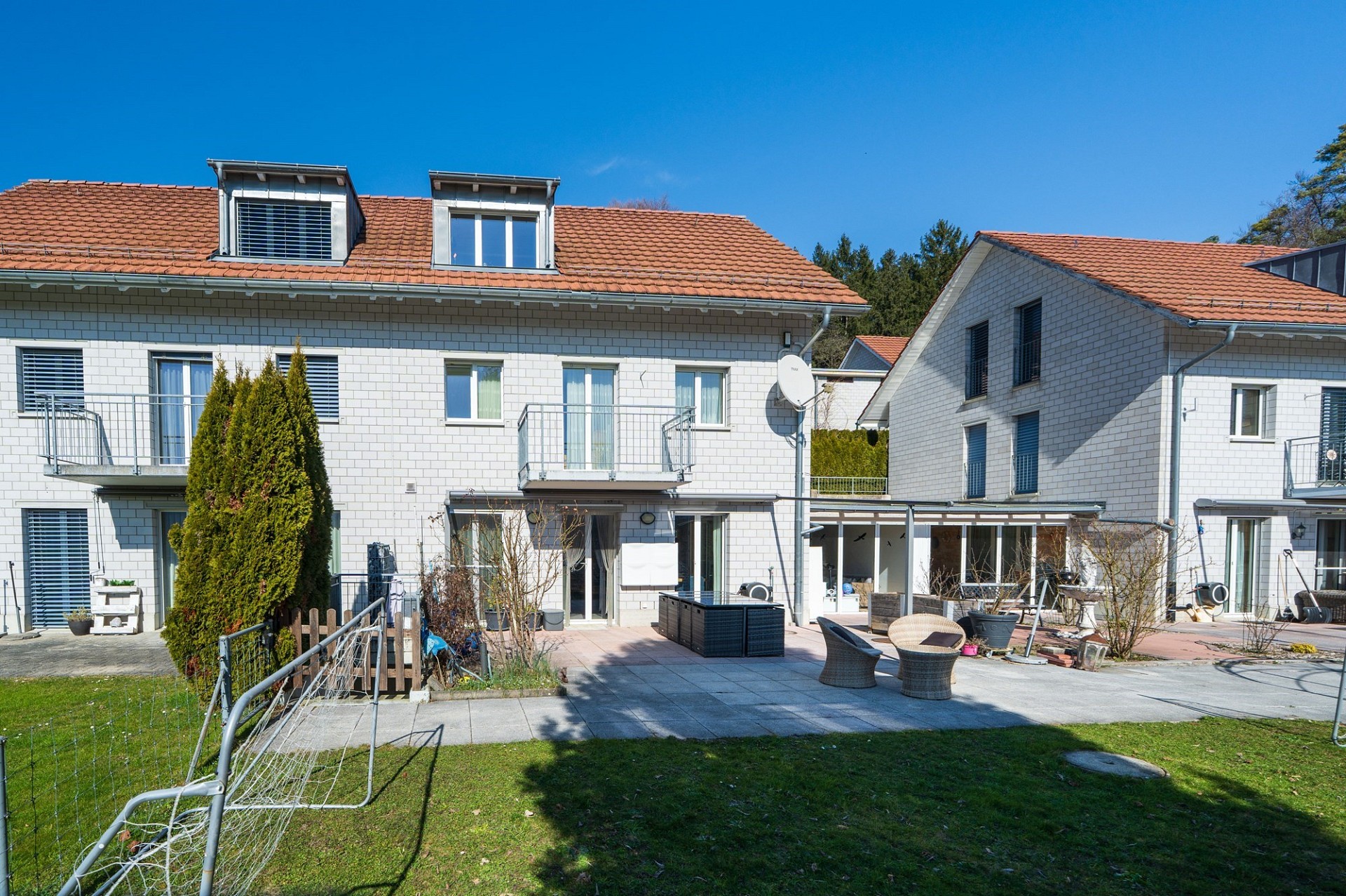 Außenansicht eines Reihenhauses mit Garten