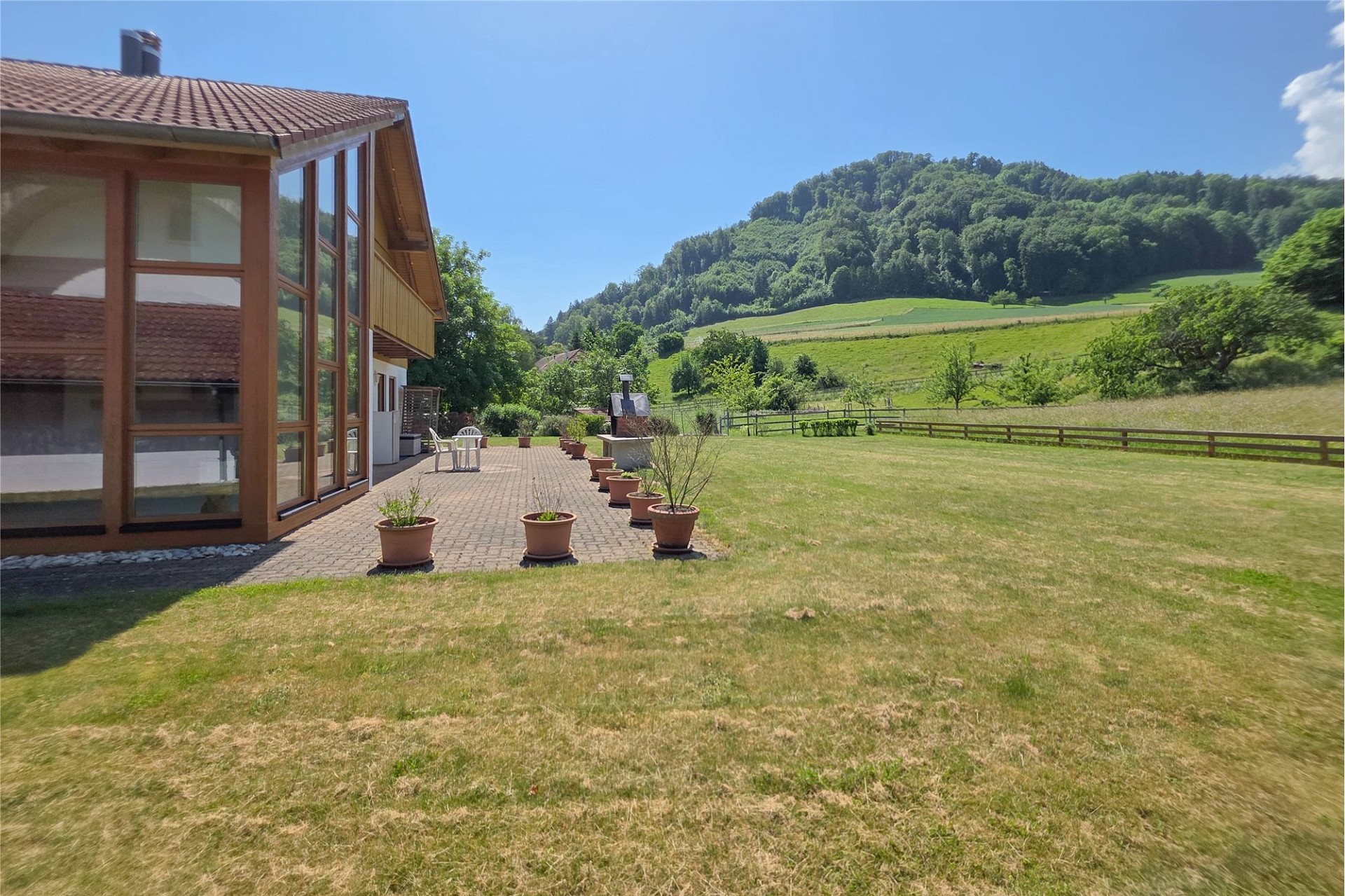 Ländliches Haus mit Terrasse und Bergblick