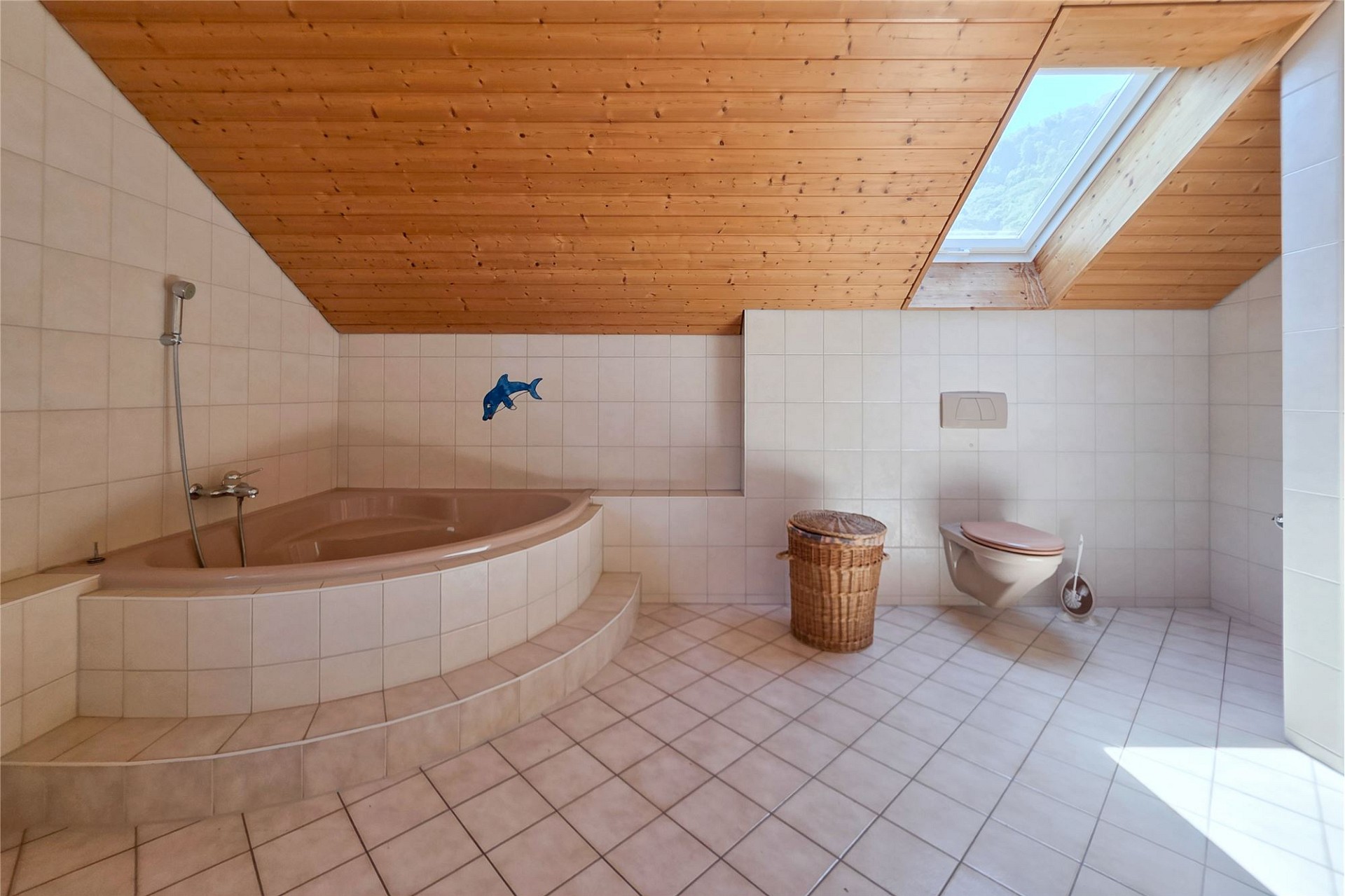 Badezimmer mit Dachschräge und Wanne