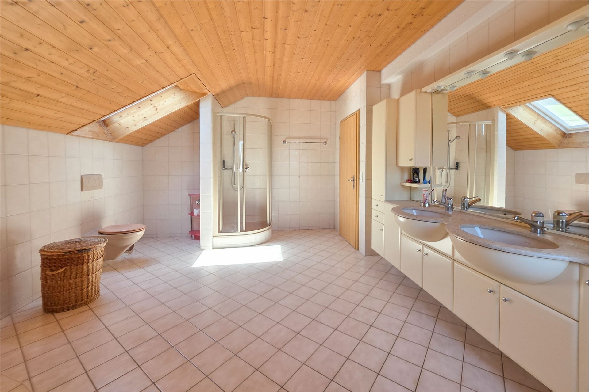 Großes Dachgeschoss-Bad mit Doppelwaschtisch und Dusche