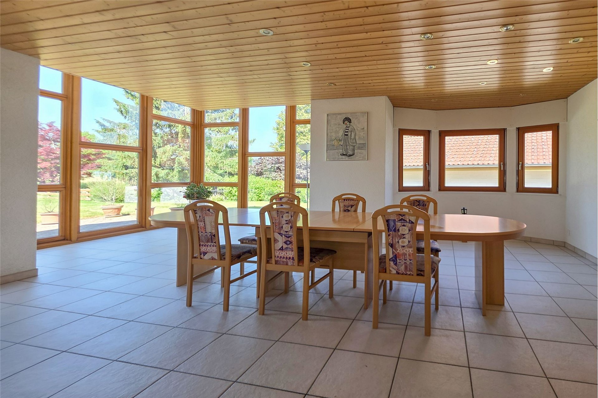 Heller Essbereich mit großen Holzfenstern