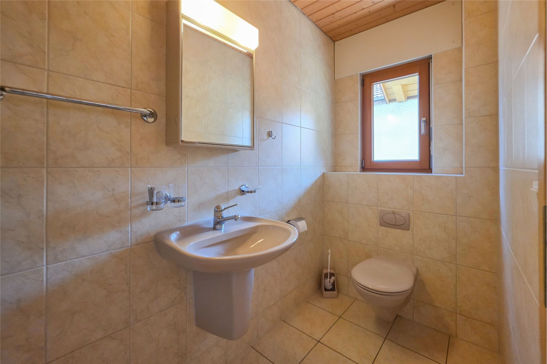 Kleines Badezimmer mit WC und Waschbecken