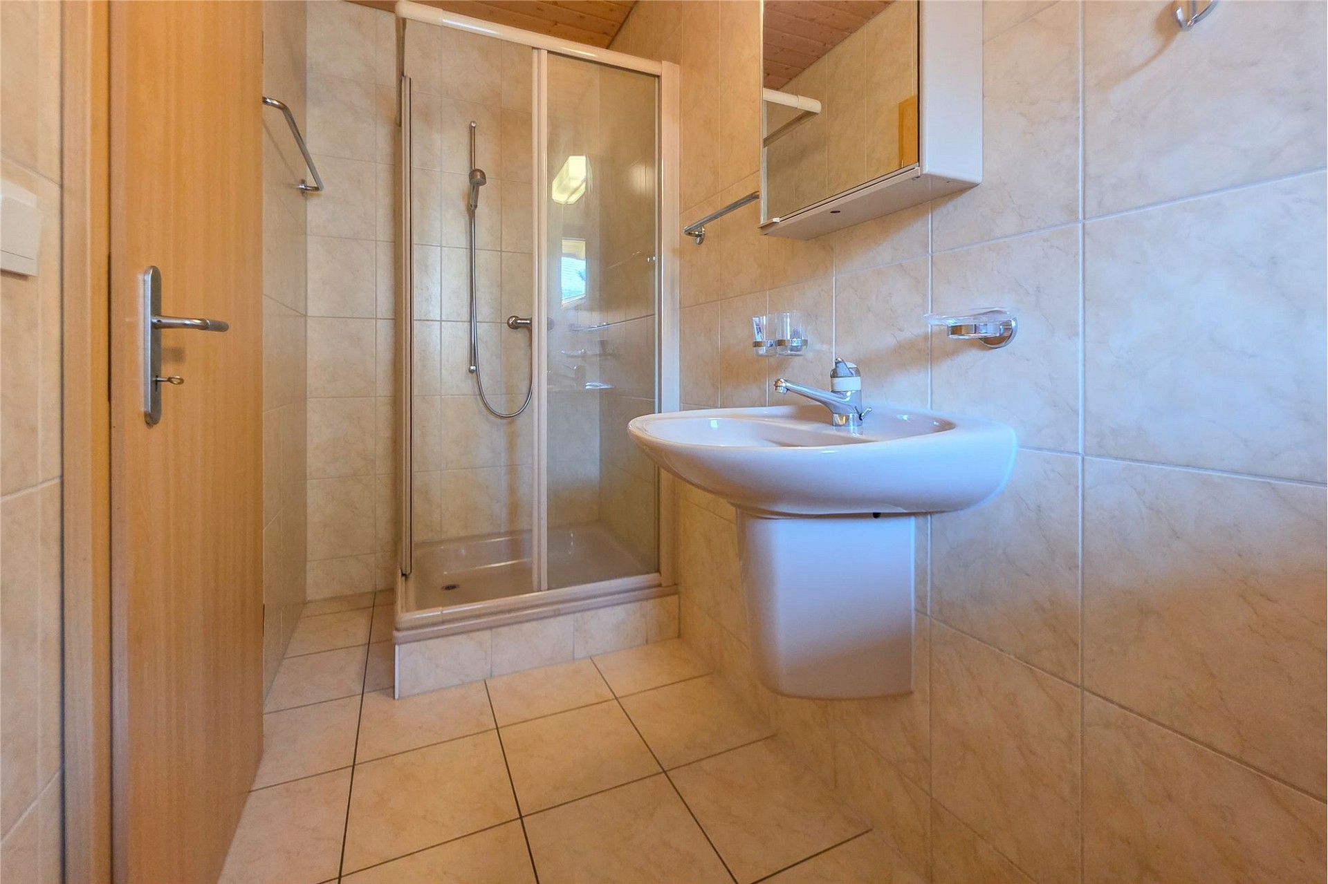 Kleines Badezimmer mit Dusche und Waschbecken