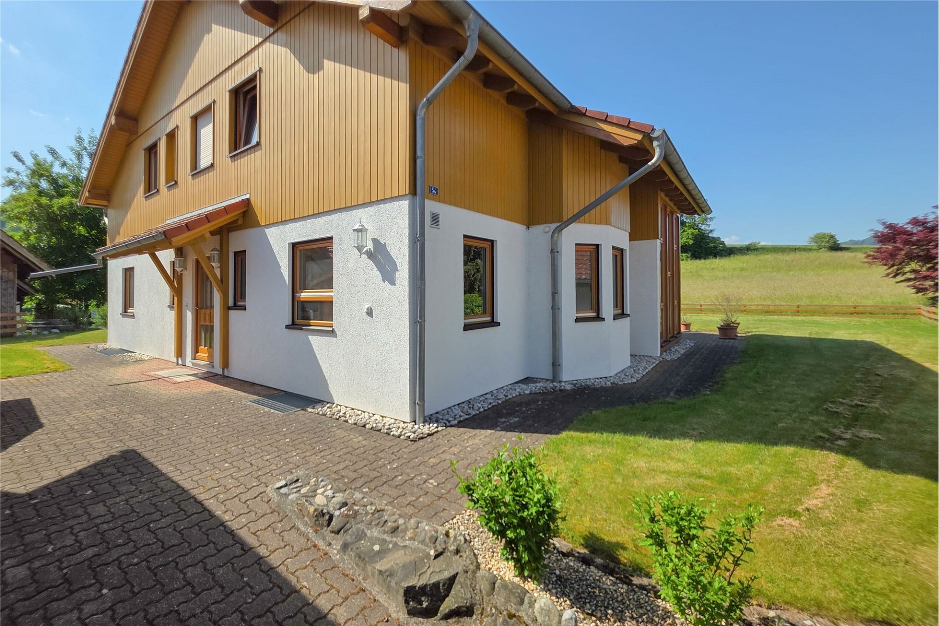 Freistehendes Haus mit Garten