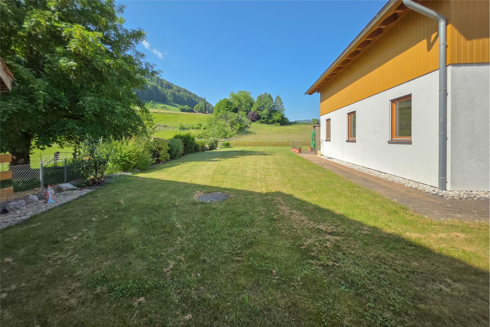 Gartenansicht eines Einfamilienhauses