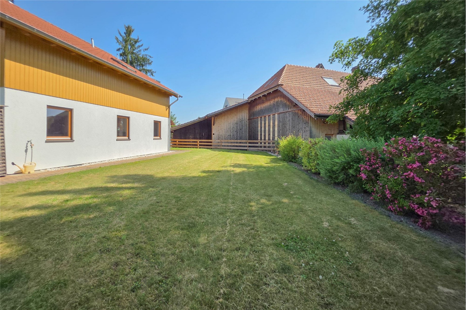 Gartenansicht mit zwei Gebäuden
