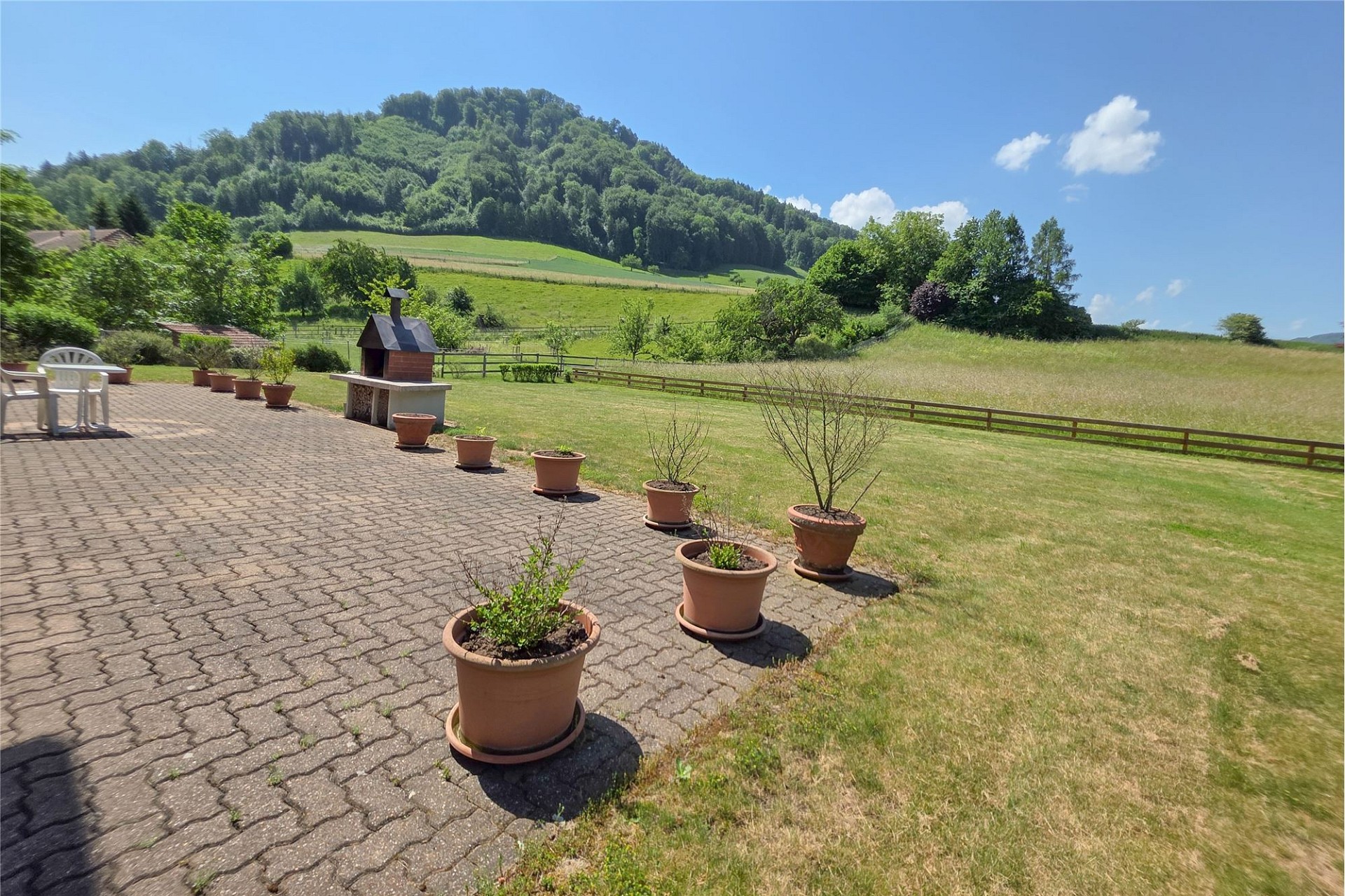Ländliche Terrasse mit Bergblick