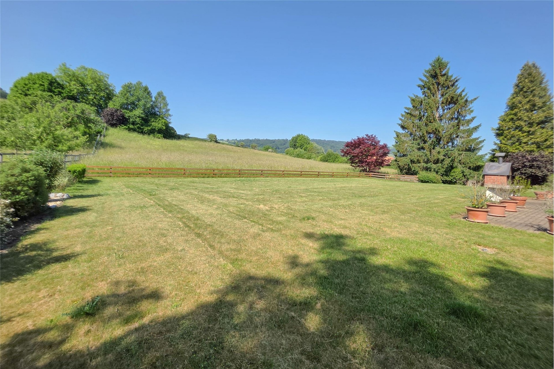 Großer gepflegter Garten mit Wiese und Weitblick
