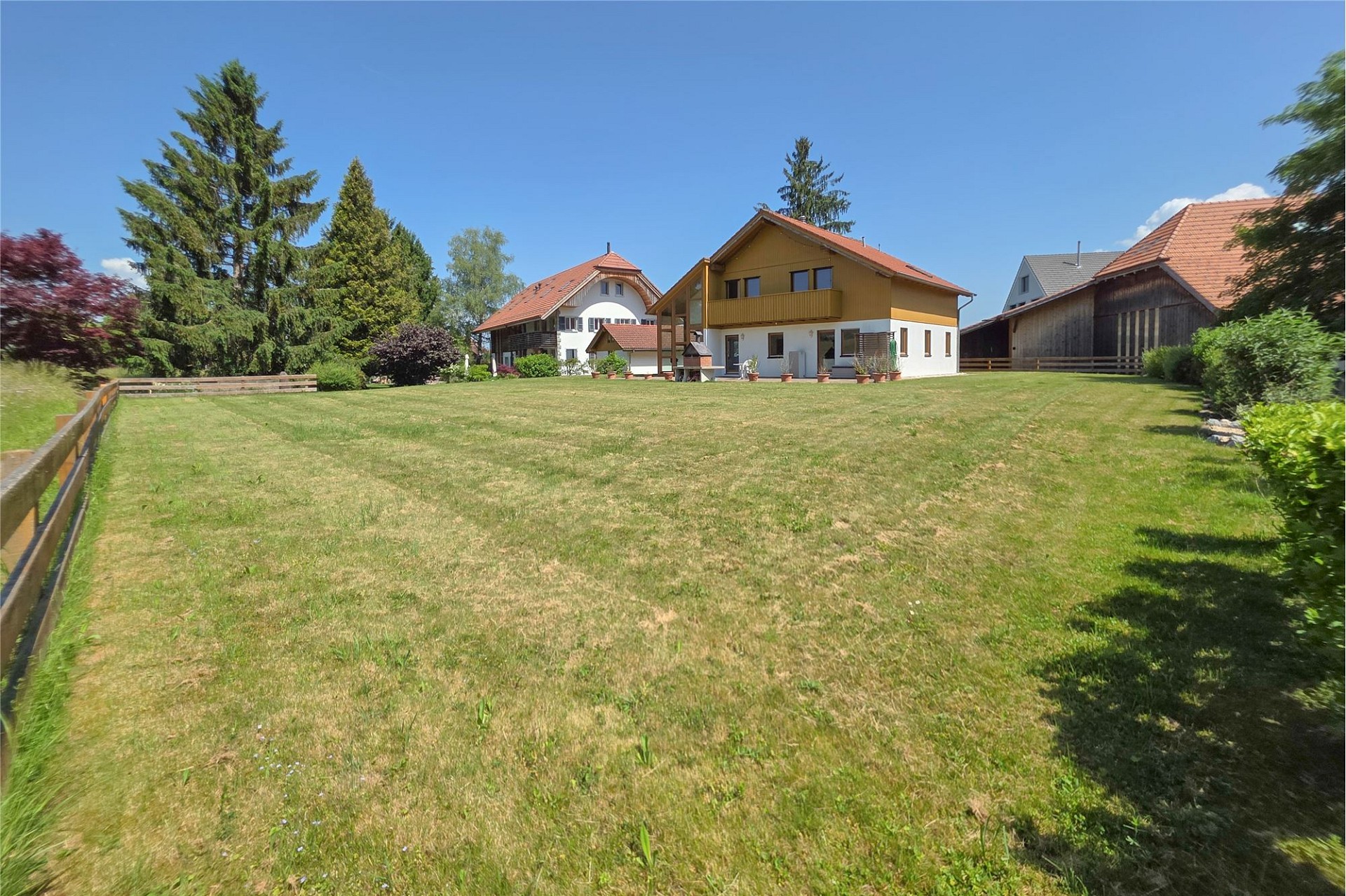 Großer Garten mit Wohnhäusern