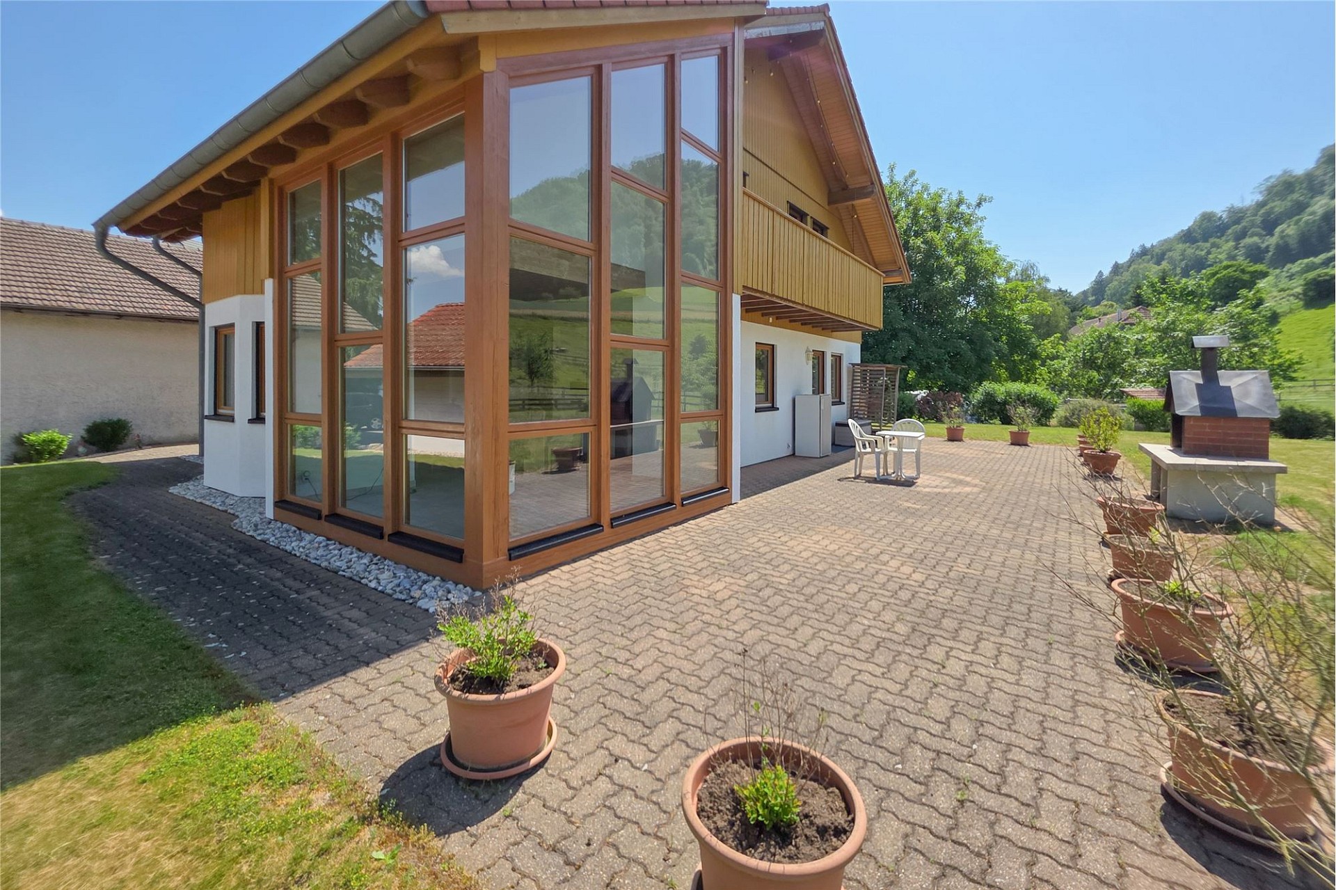 Außenansicht eines Holzhauses mit Terrasse