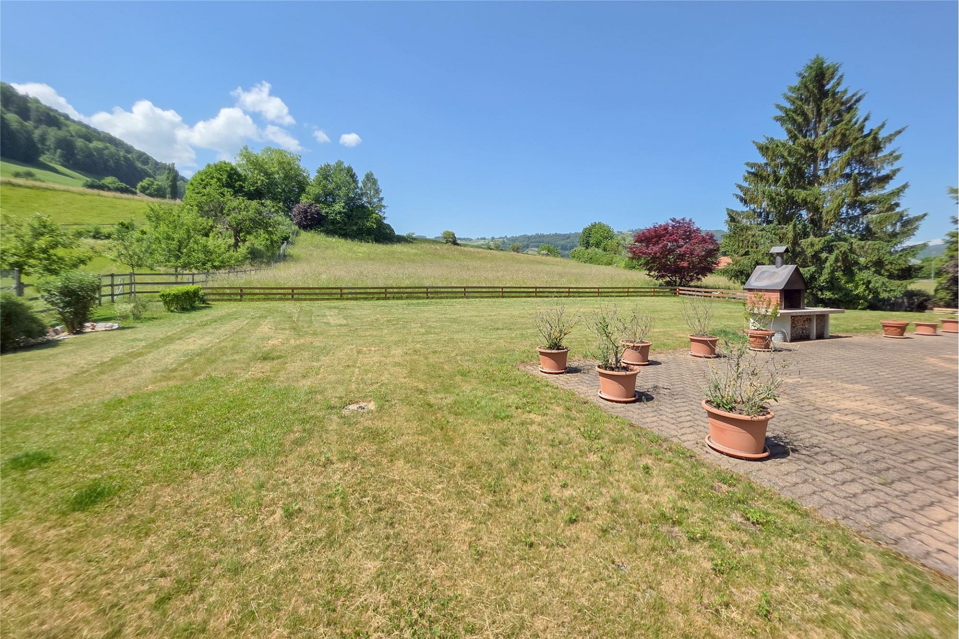 Großer Garten mit Terrasse und Grillplatz