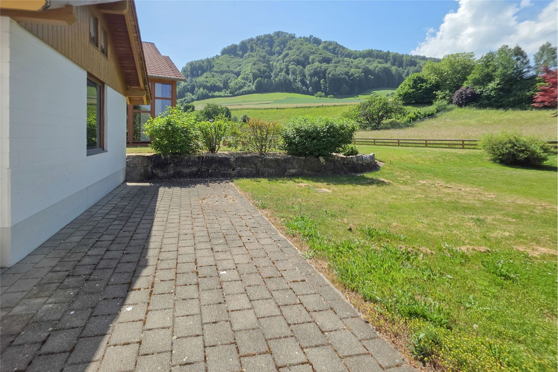 Außenansicht mit Garten und Bergblick