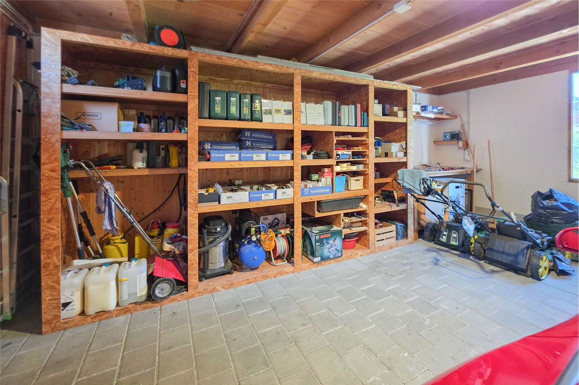 Aufgeräumte Garage mit Werkstattregalen