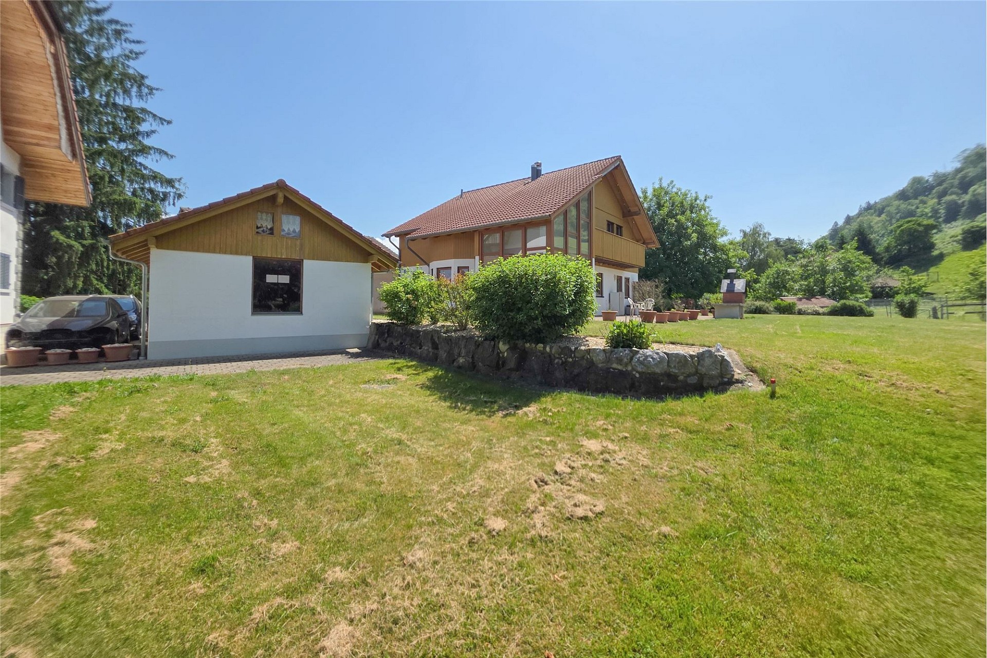 Ländliches Anwesen mit Garten und Nebengebäude