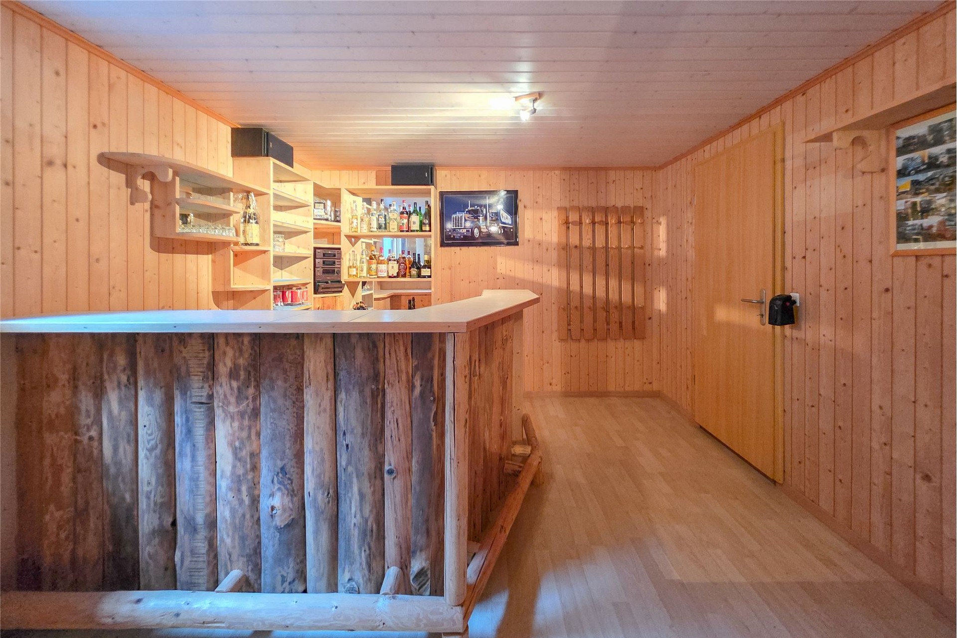 Rustikale Holzbar im Innenraum