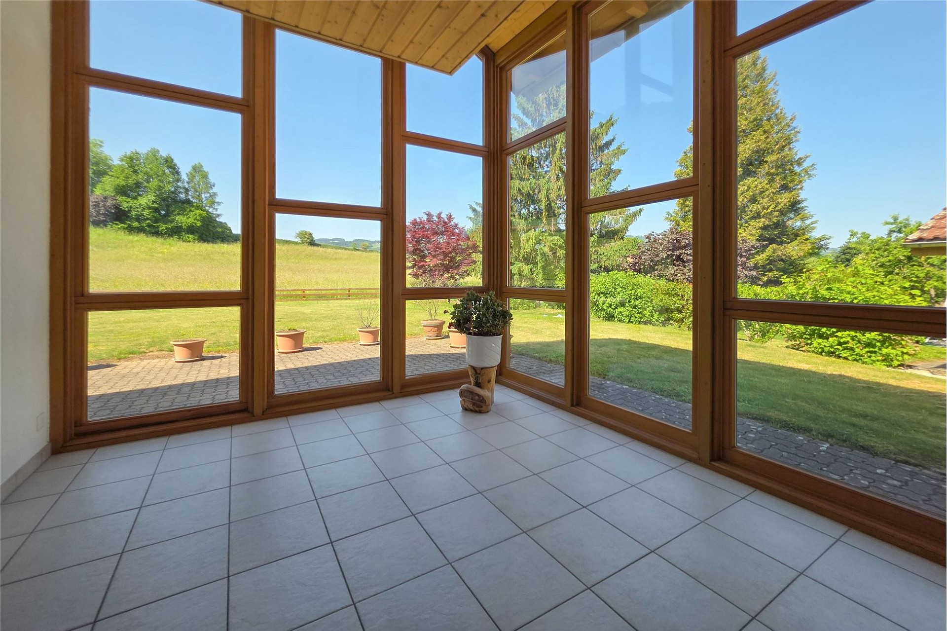Verglaste Sitzecke mit Gartenblick
