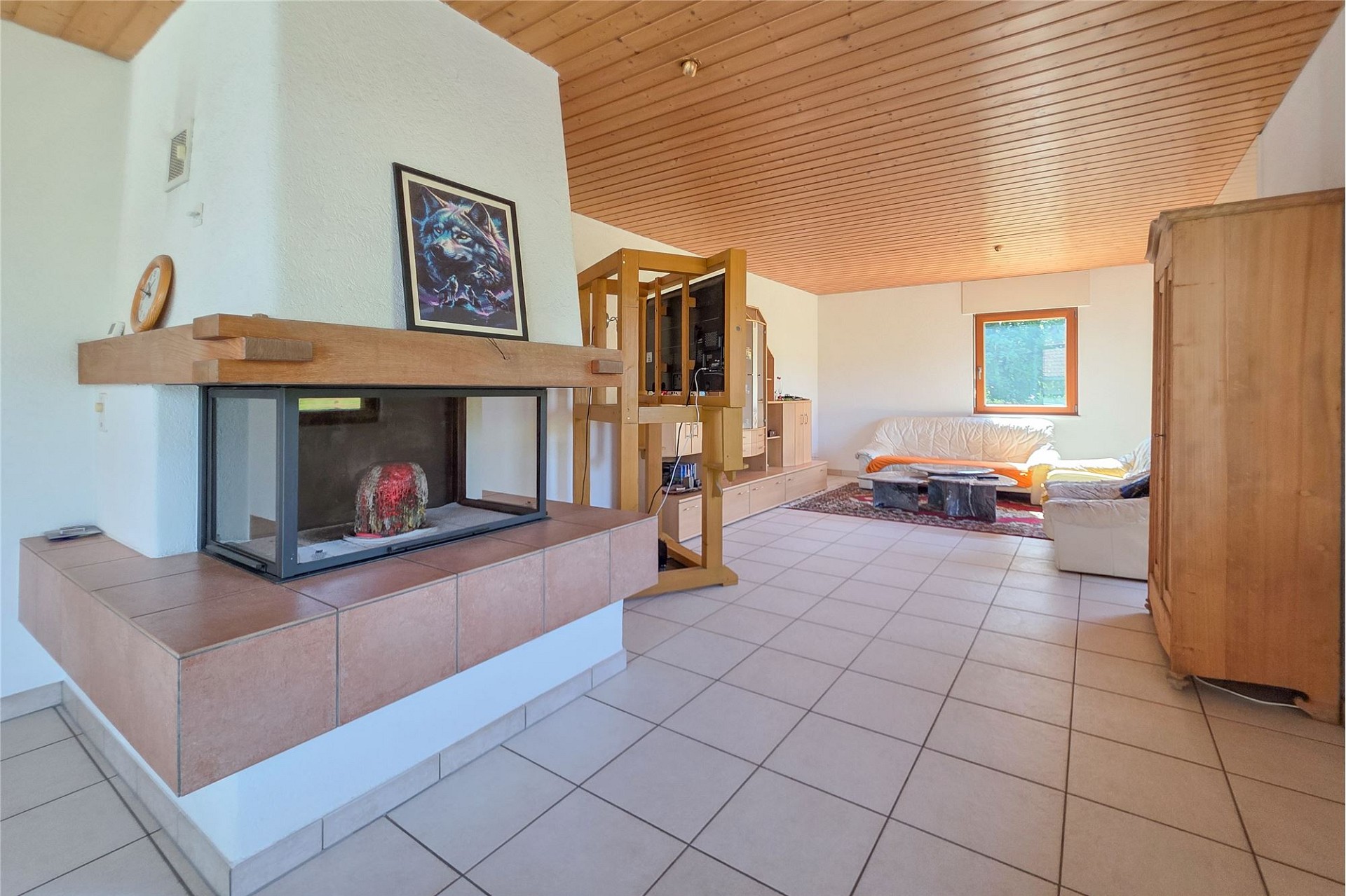 Wohnzimmer mit Kamin und Holzdecke