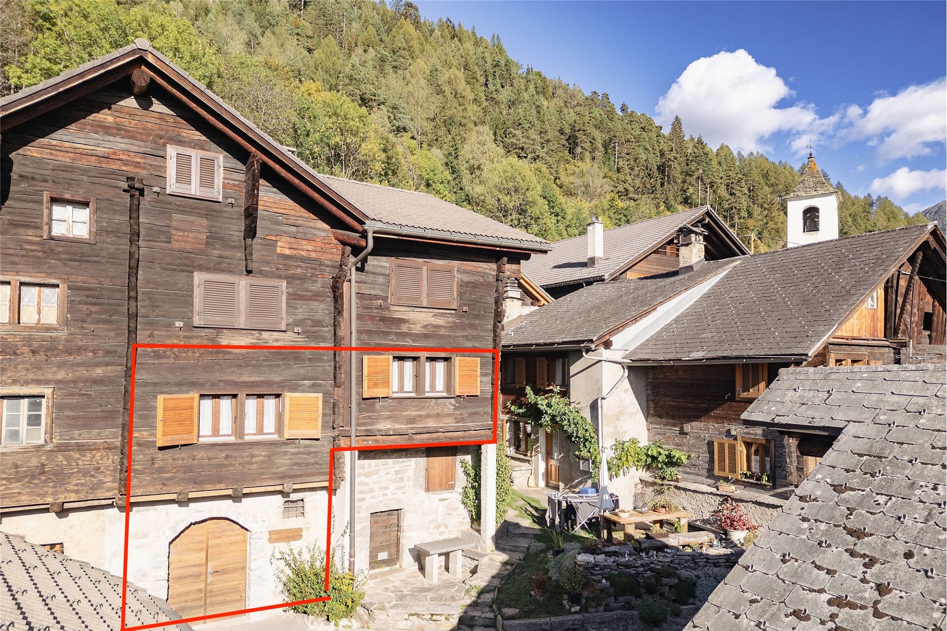 Historisches Chalet-Äußeres im Bergdorf