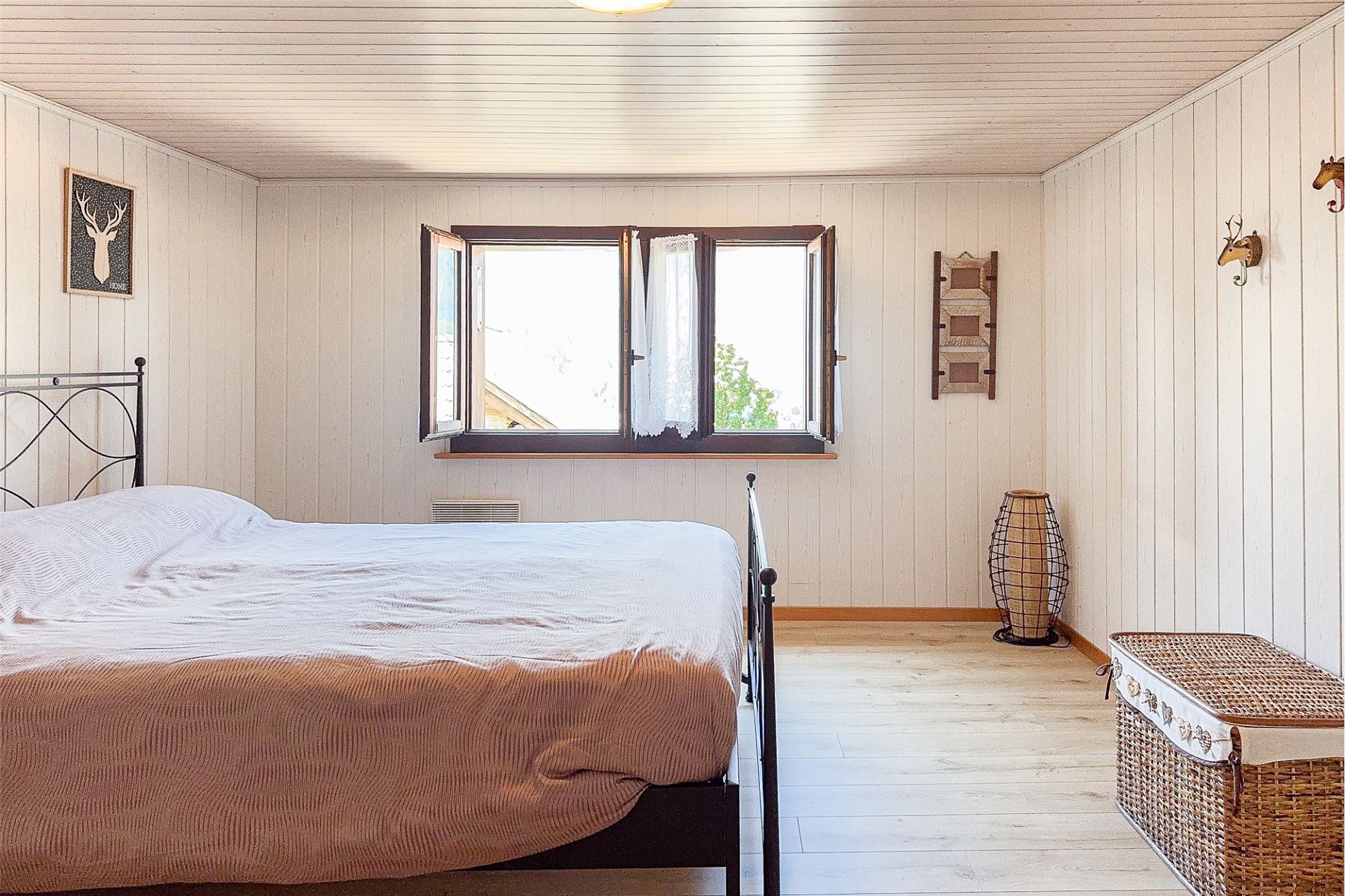 Helles Schlafzimmer im Landhausstil