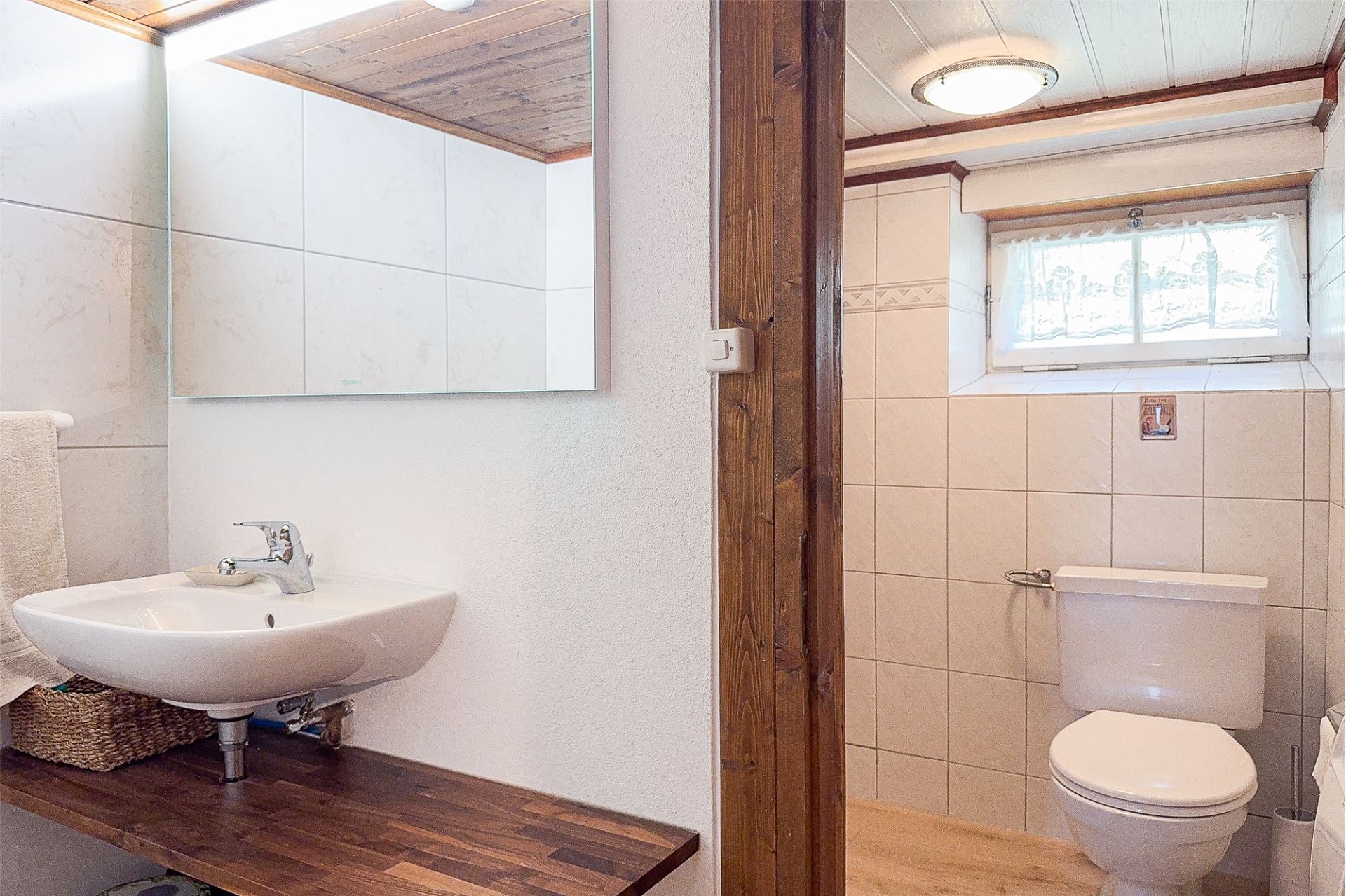Badezimmer mit separatem WC