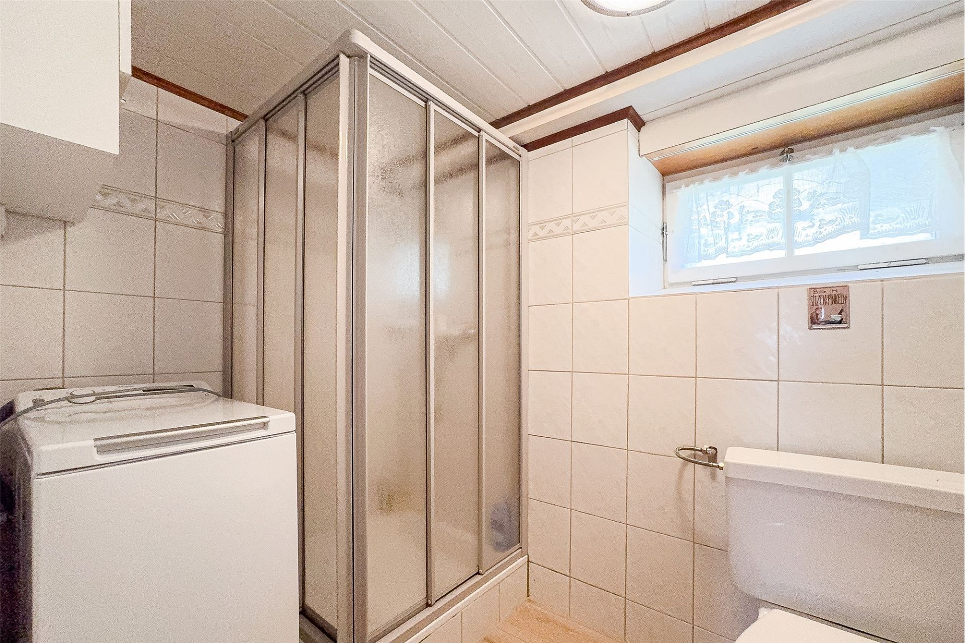 Kleines Badezimmer mit Dusche und WC