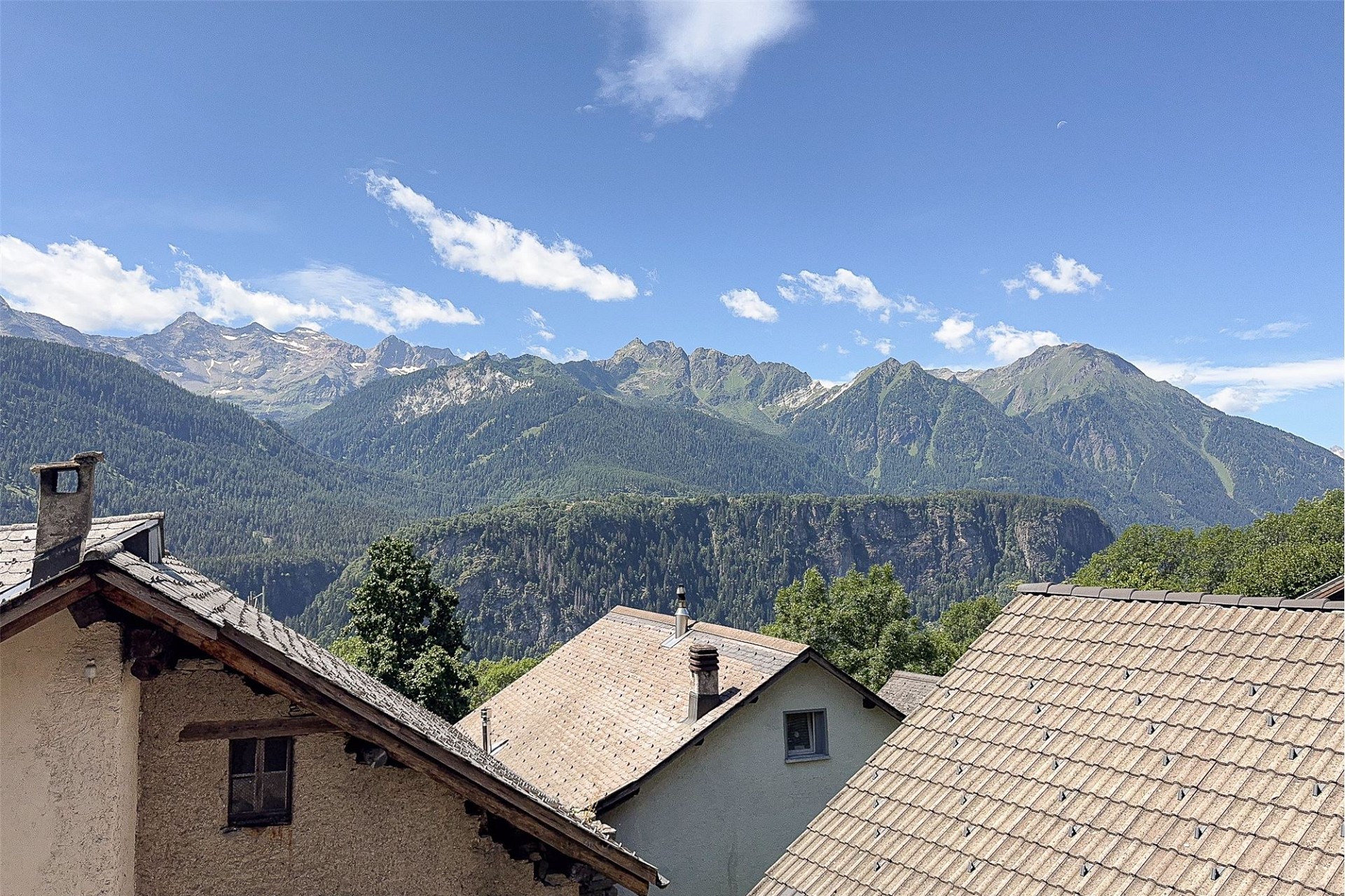 Bergblick über Dächer