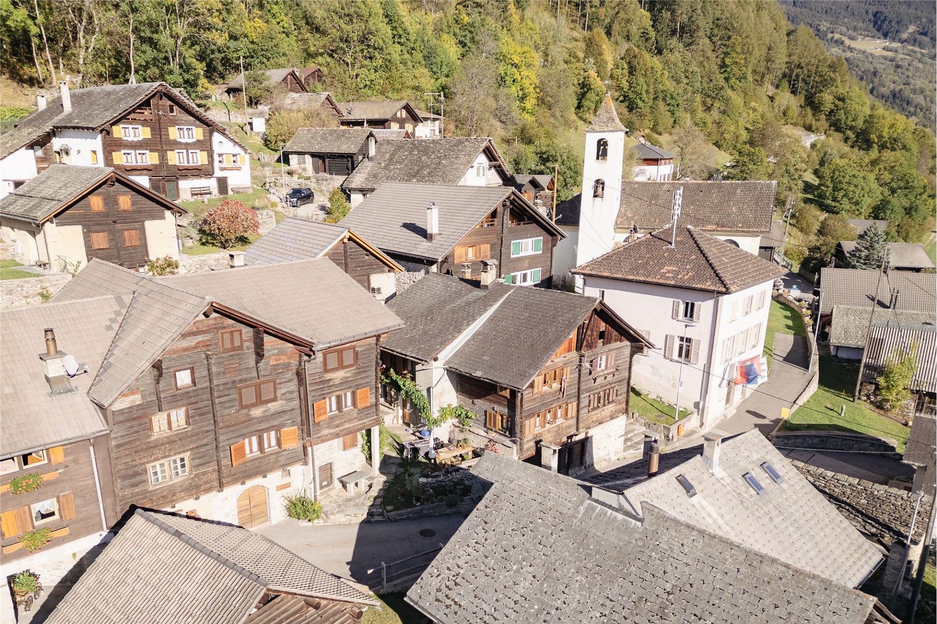 Alpines Dorf mit historischen Häusern
