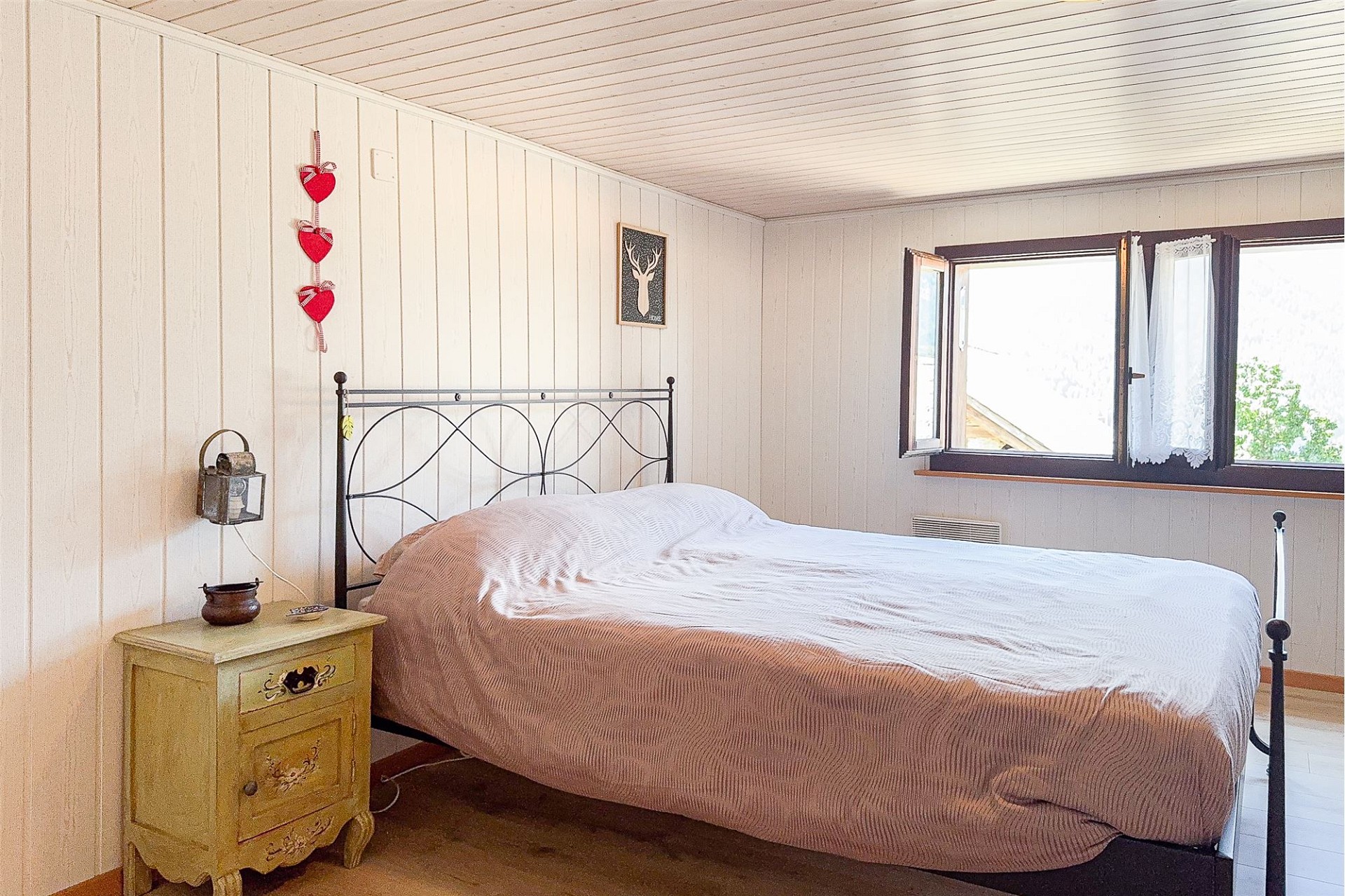 Gemütliches Schlafzimmer mit rustikalen Details