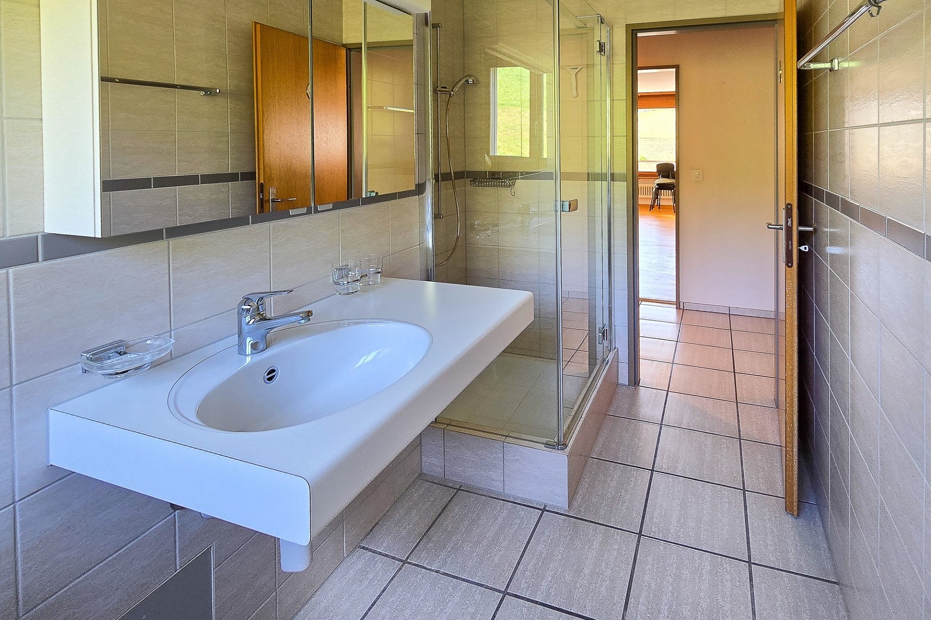 Modernes Badezimmer mit Dusche und Waschtisch