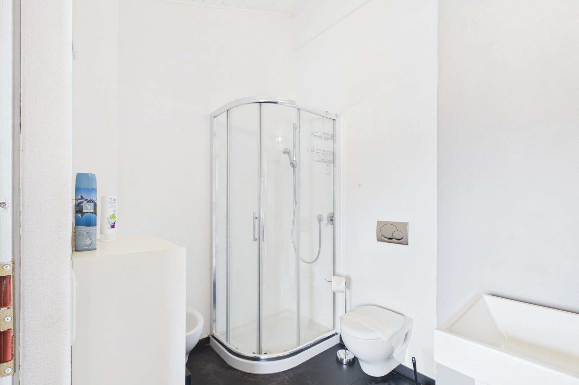 Kleines, helles Badezimmer mit Dusche