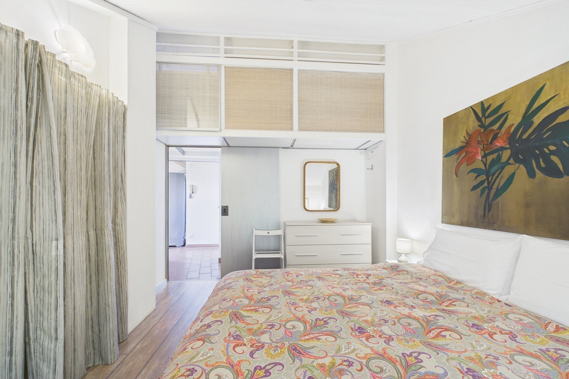 Helles Schlafzimmer mit Bett und Kommode