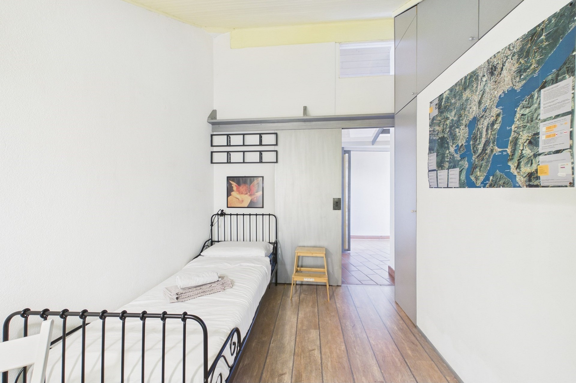 Kleines schlichtes Schlafzimmer